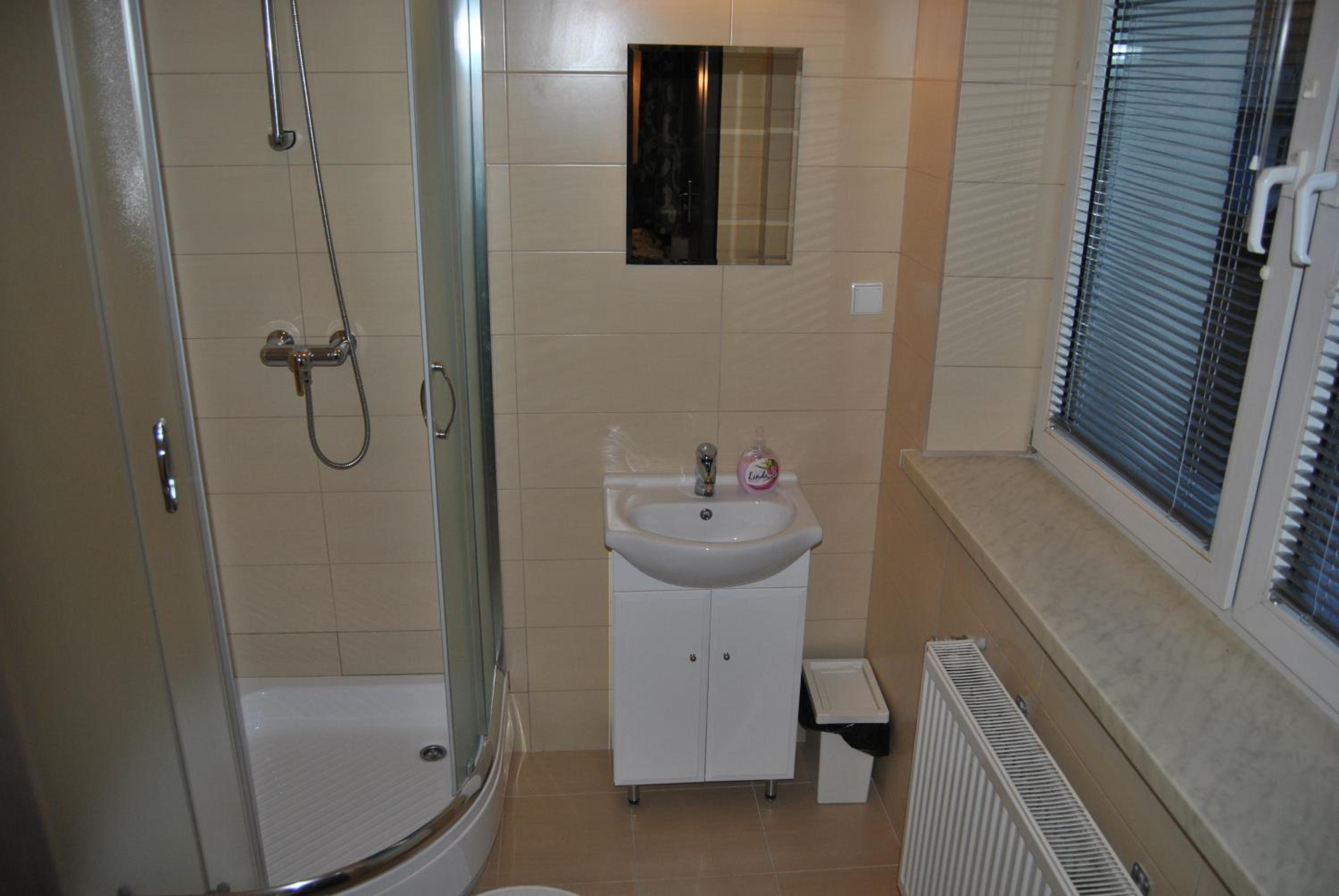 Double or Twin Room with Bathroom - Photo 4