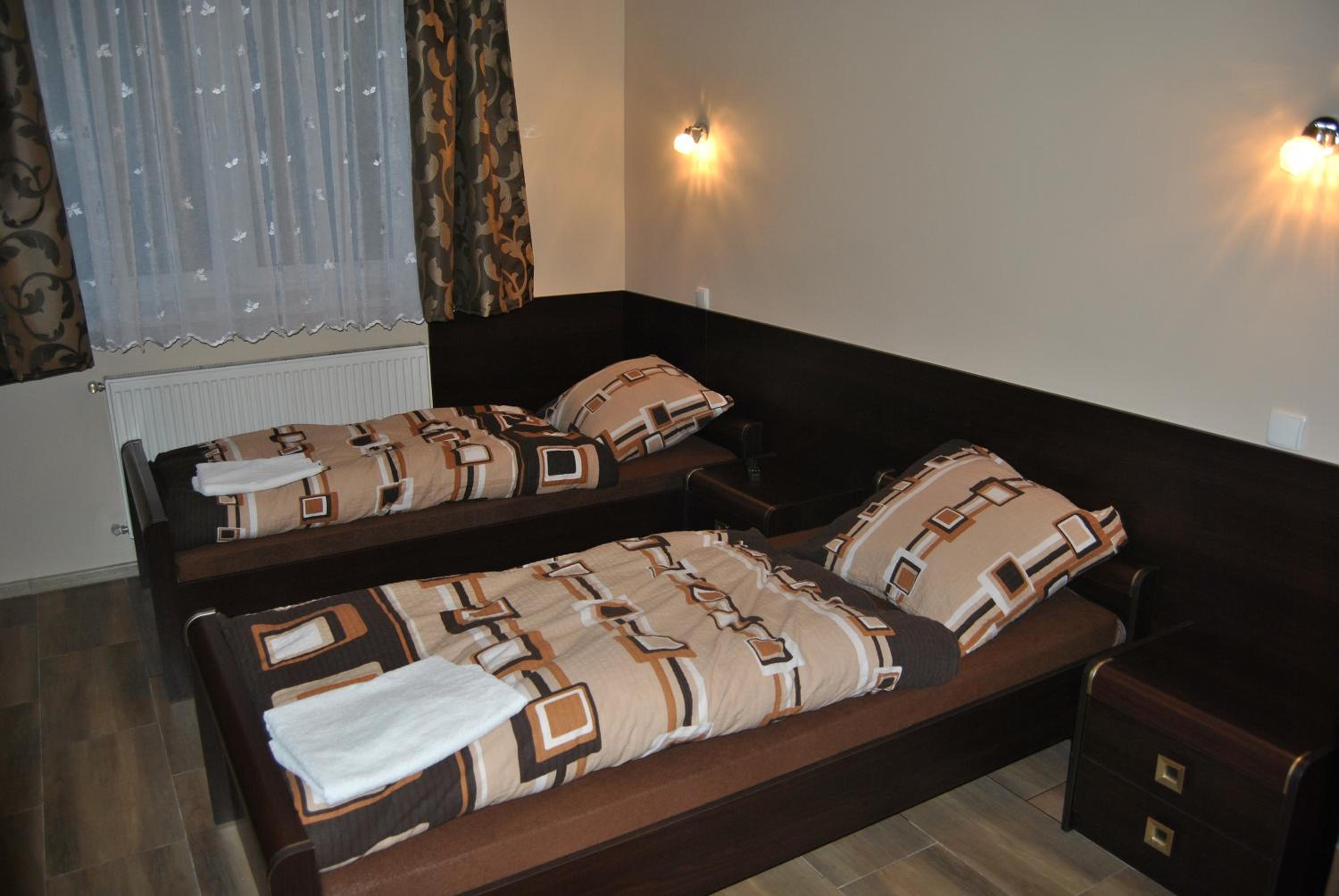 Double or Twin Room with Bathroom - Photo 6
