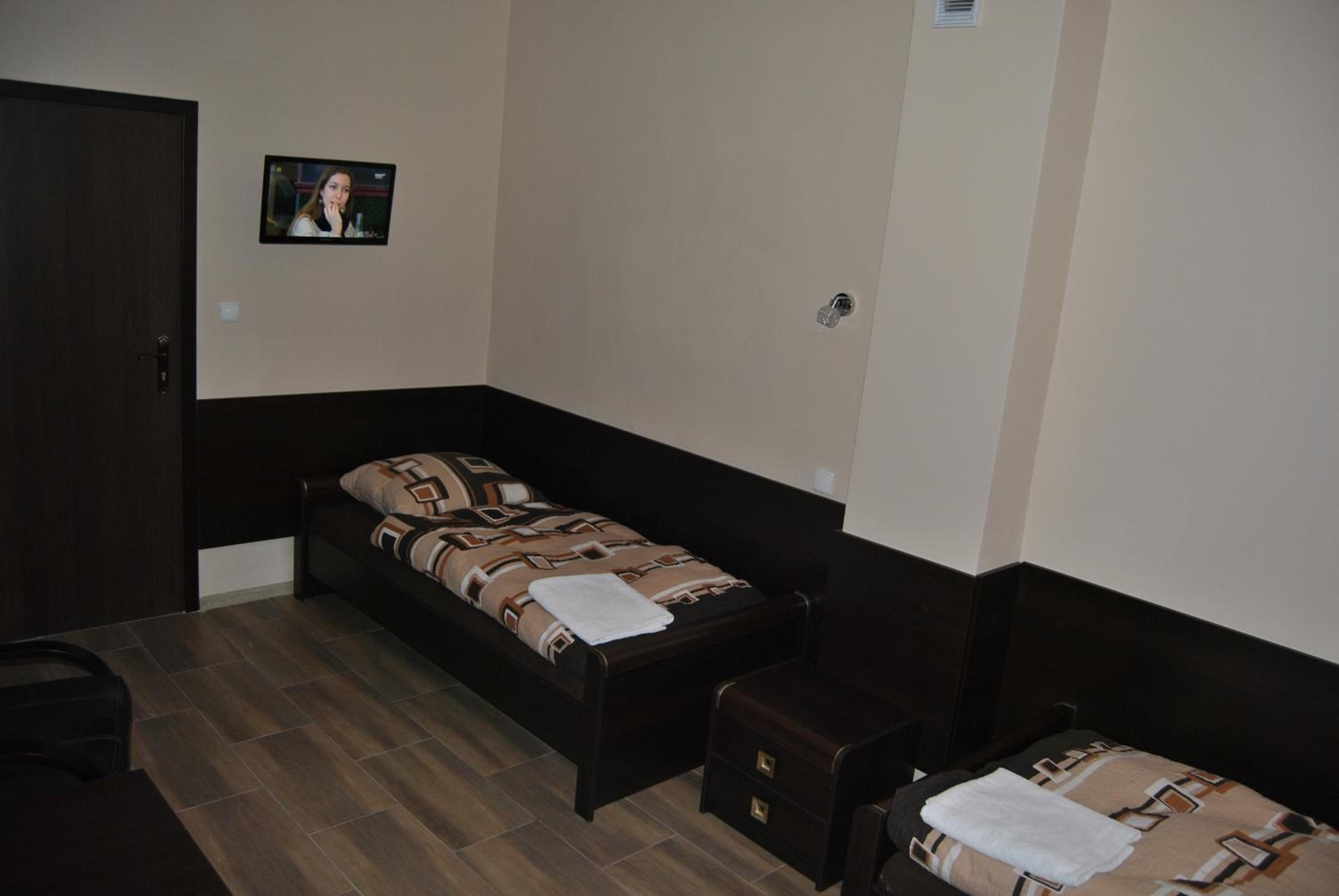 Double or Twin Room with Bathroom - Photo 10