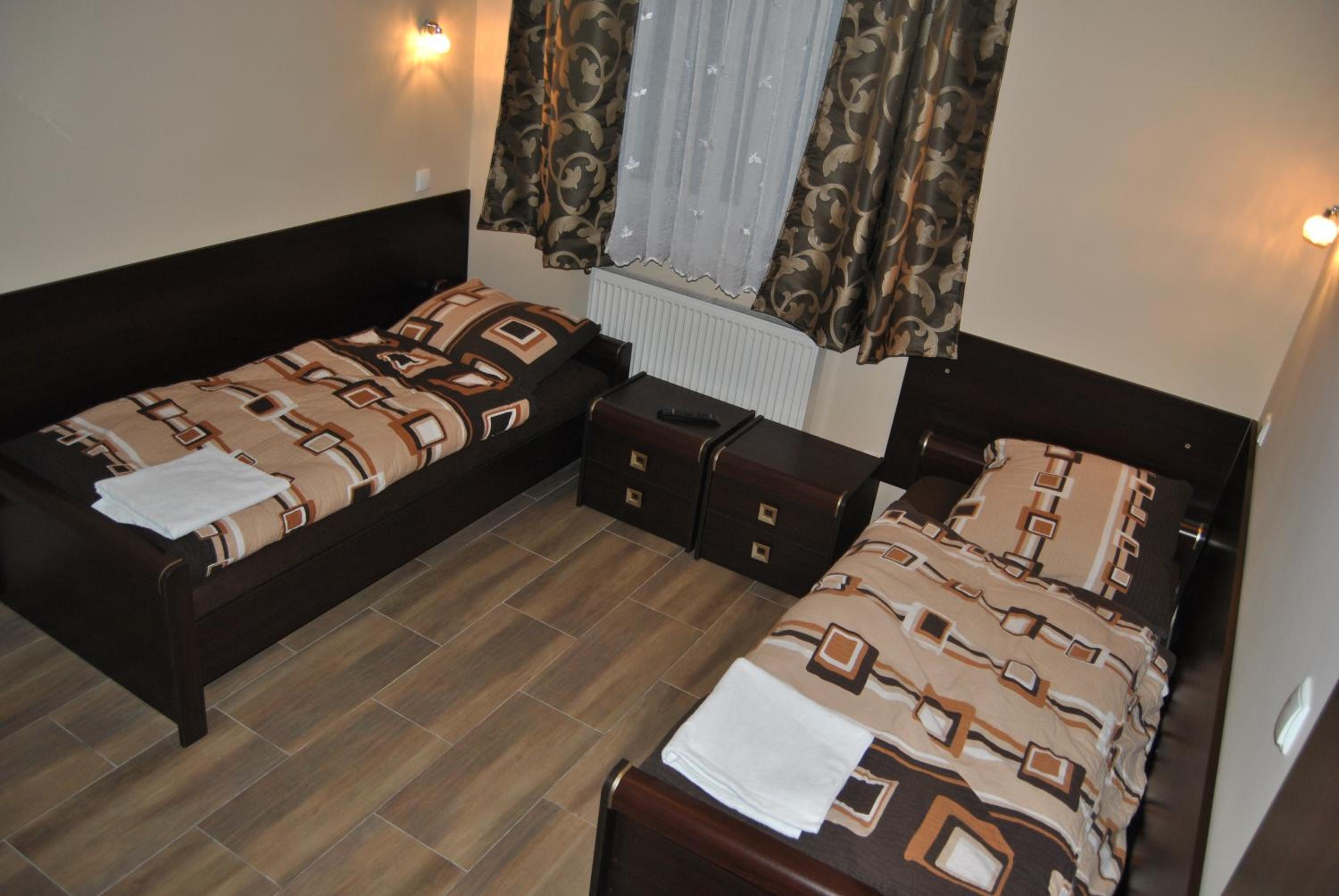 Double or Twin Room with Bathroom - Photo 9