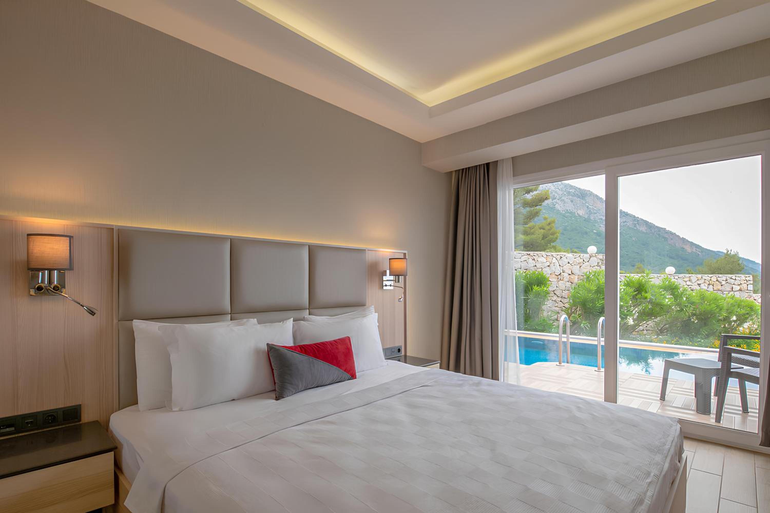 Swim-Up Room