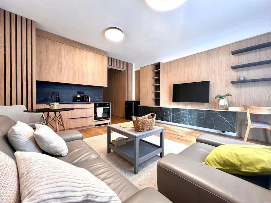 One-Bedroom Apartment photo 1