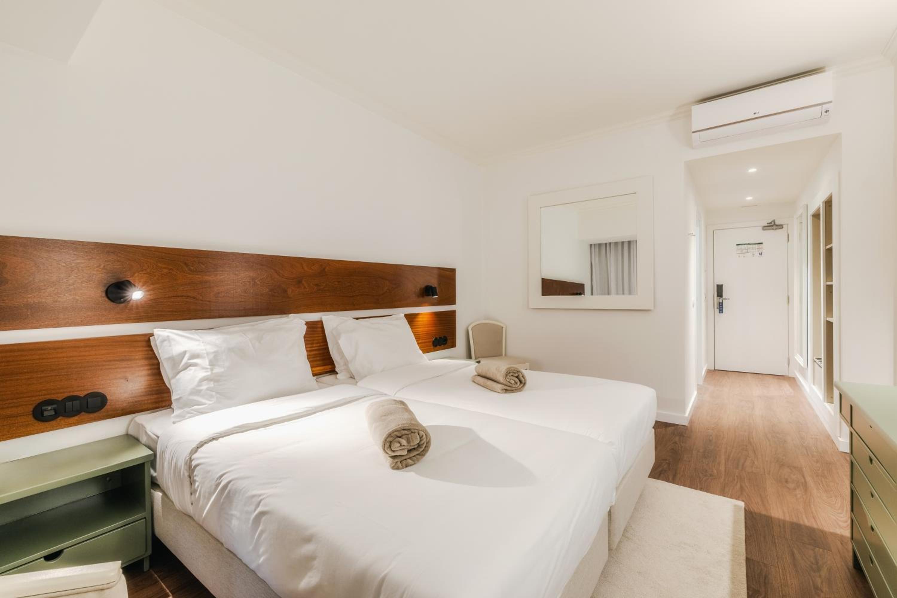 Standard Twin Room with Balcony - Photo 2