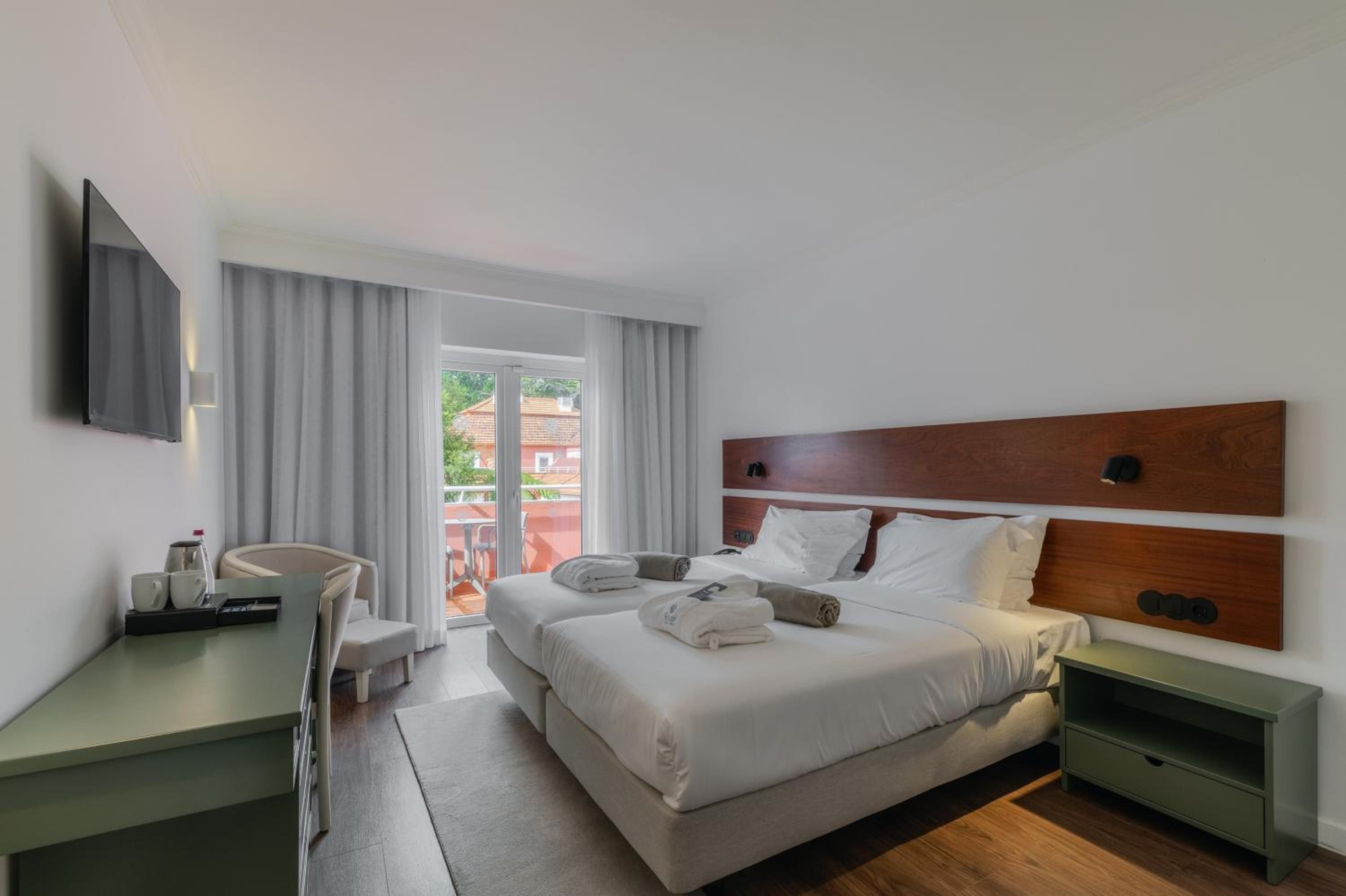 Standard Twin Room with Balcony - Photo 3