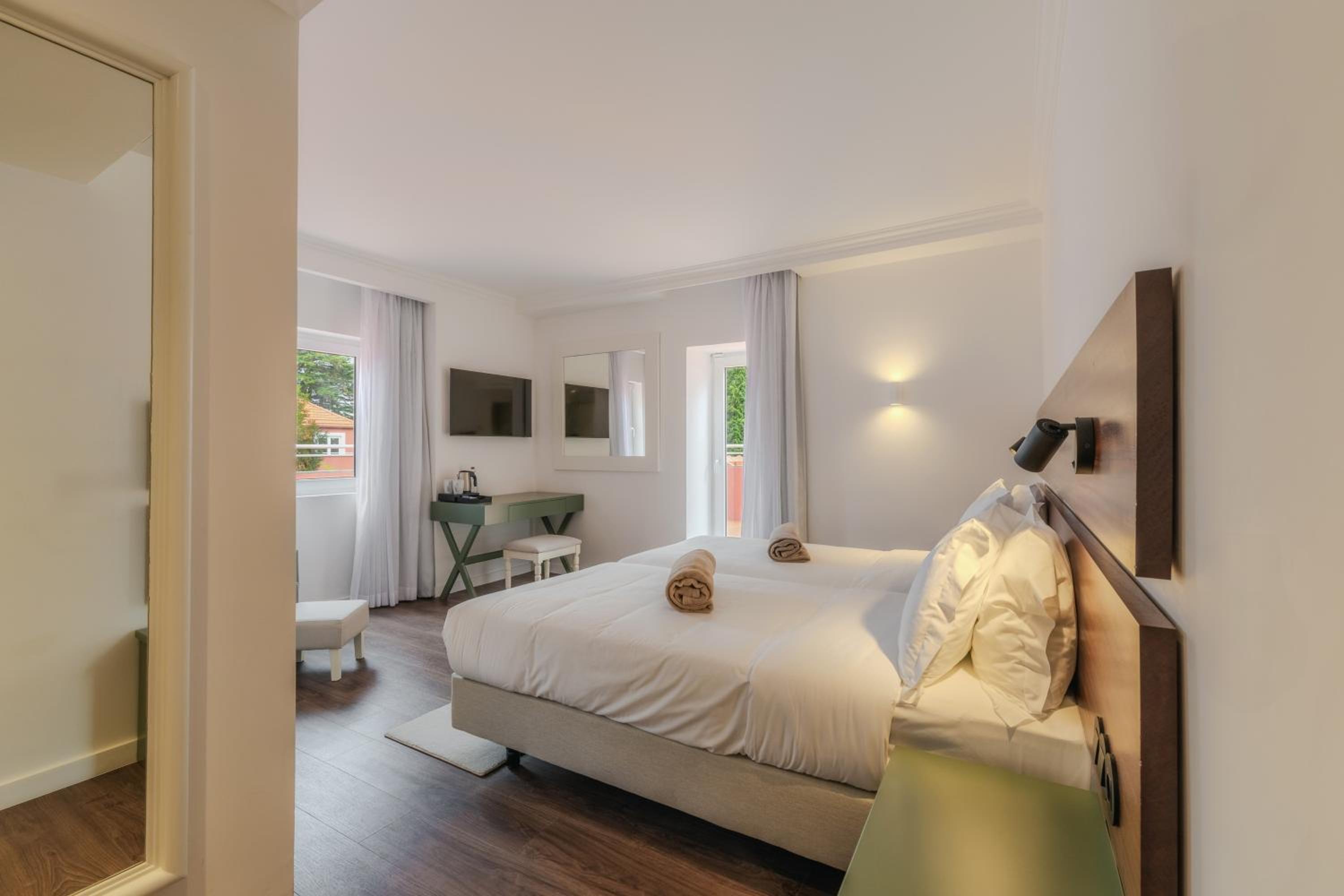 Standard Twin Room with Balcony - Photo 4
