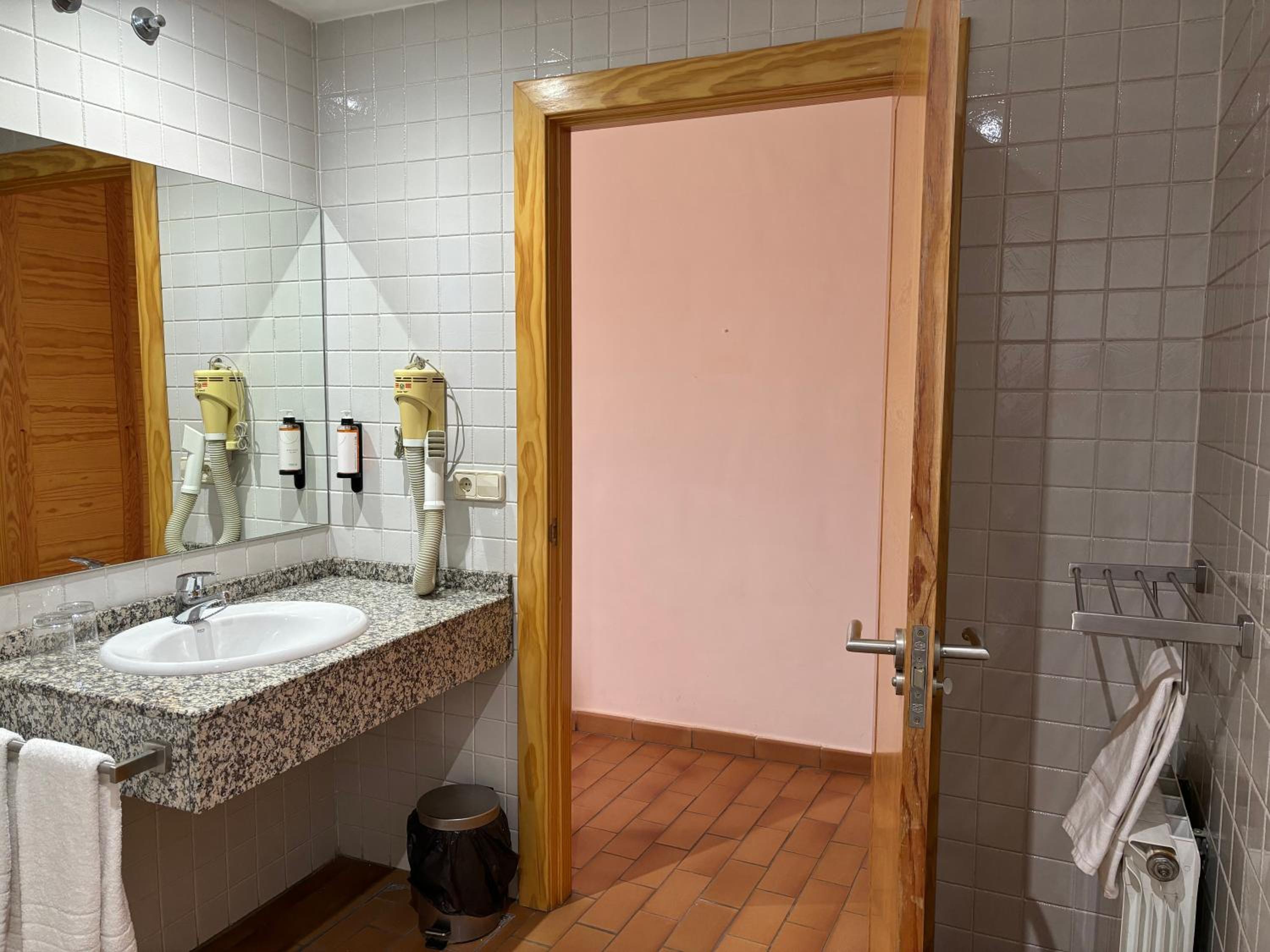 Double Room - Disability Access photo 3