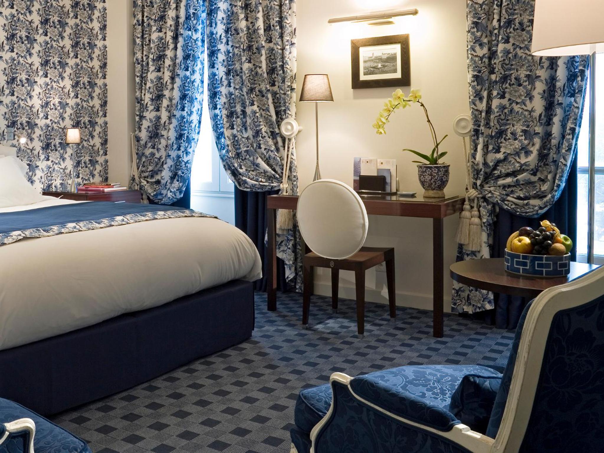 Superior Double Room with Square View thumbnail 5