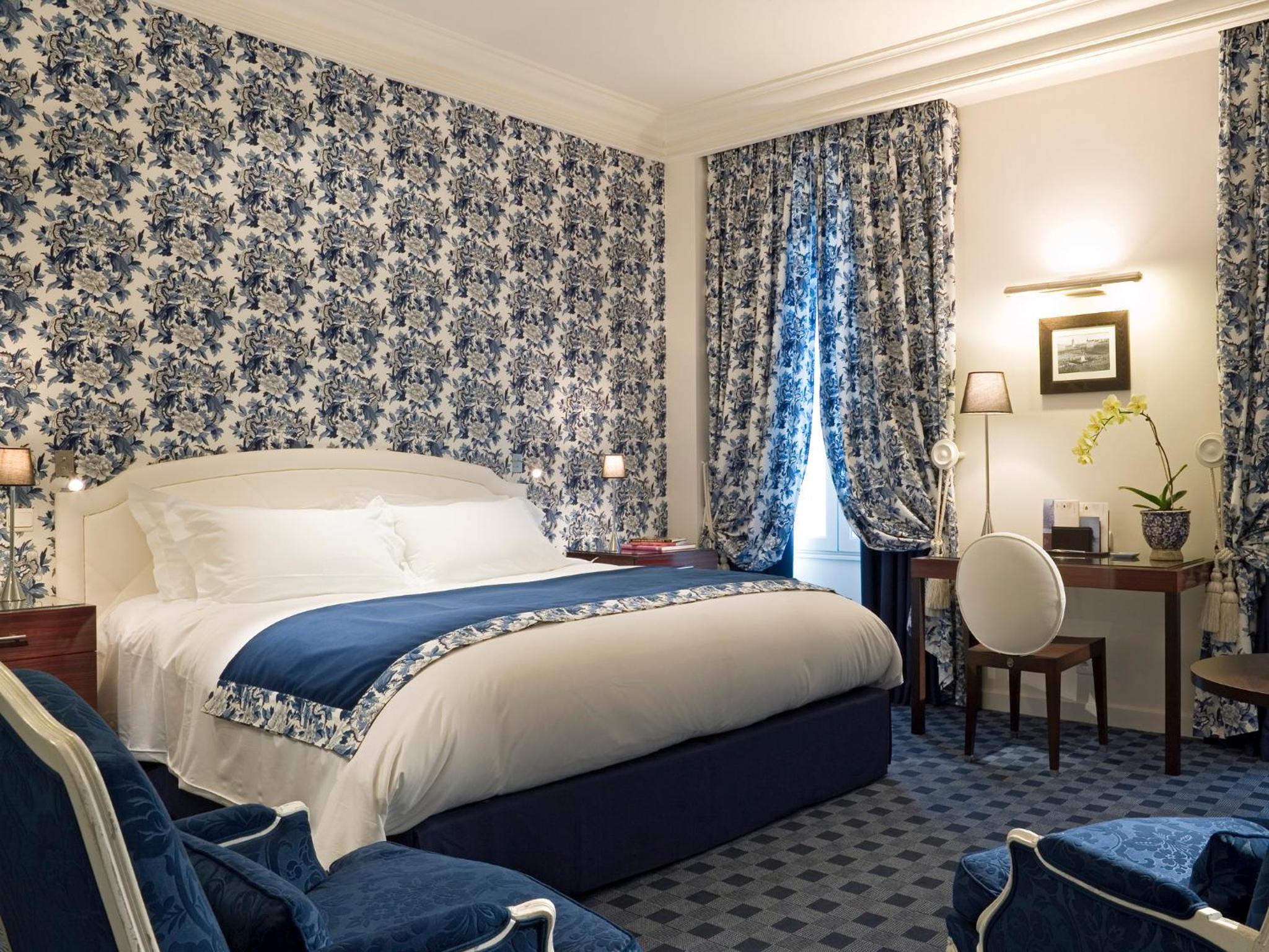 Superior Double Room with Square View thumbnail 6