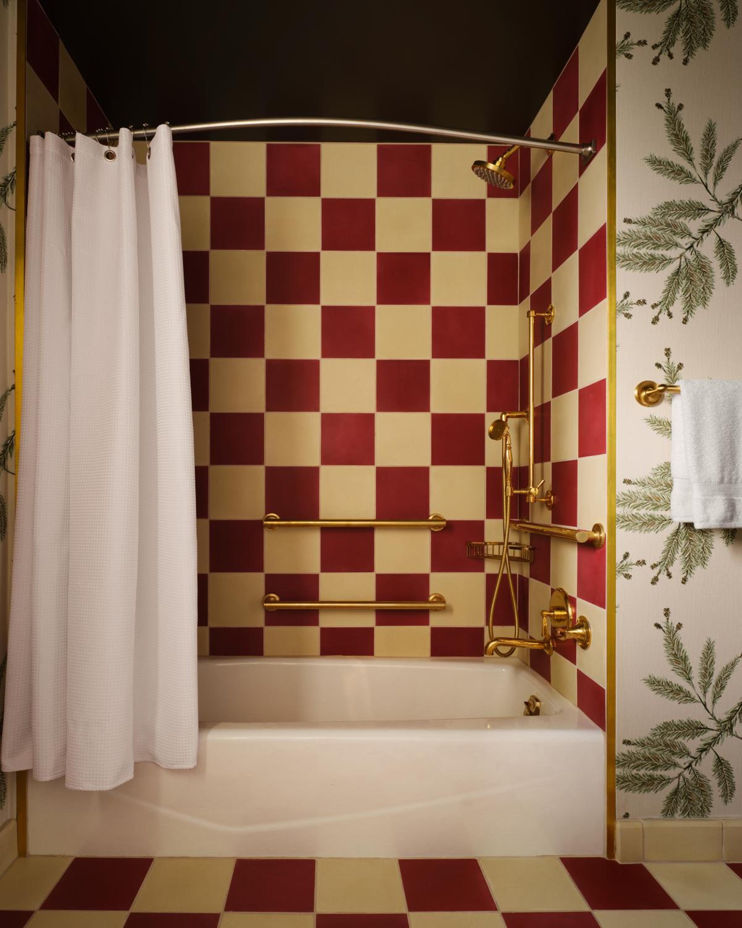 Graduate Corner King Room with Bath Tub - Mobility Accessible photo 2