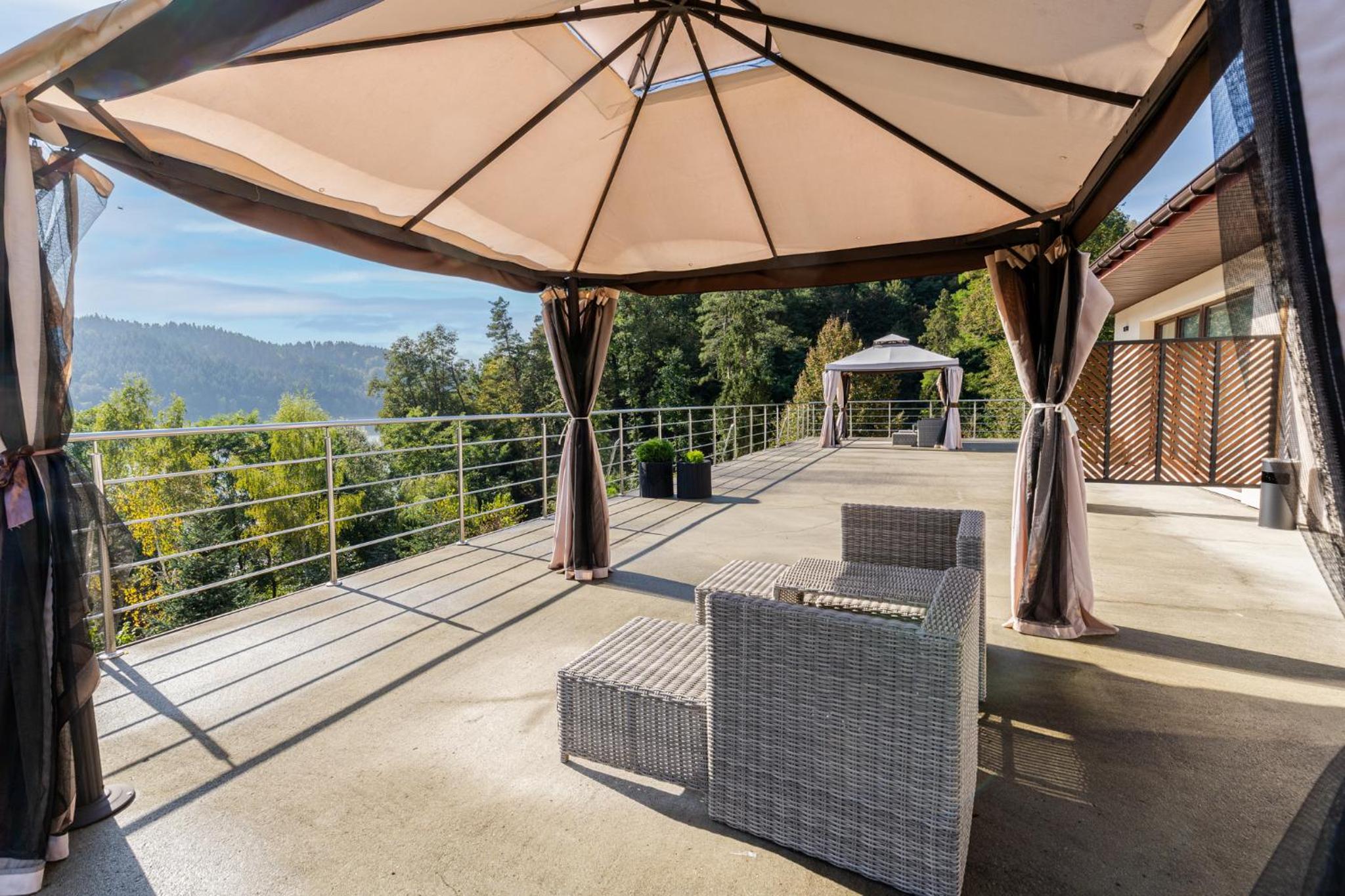 Apartment with Lake View - Photo 3