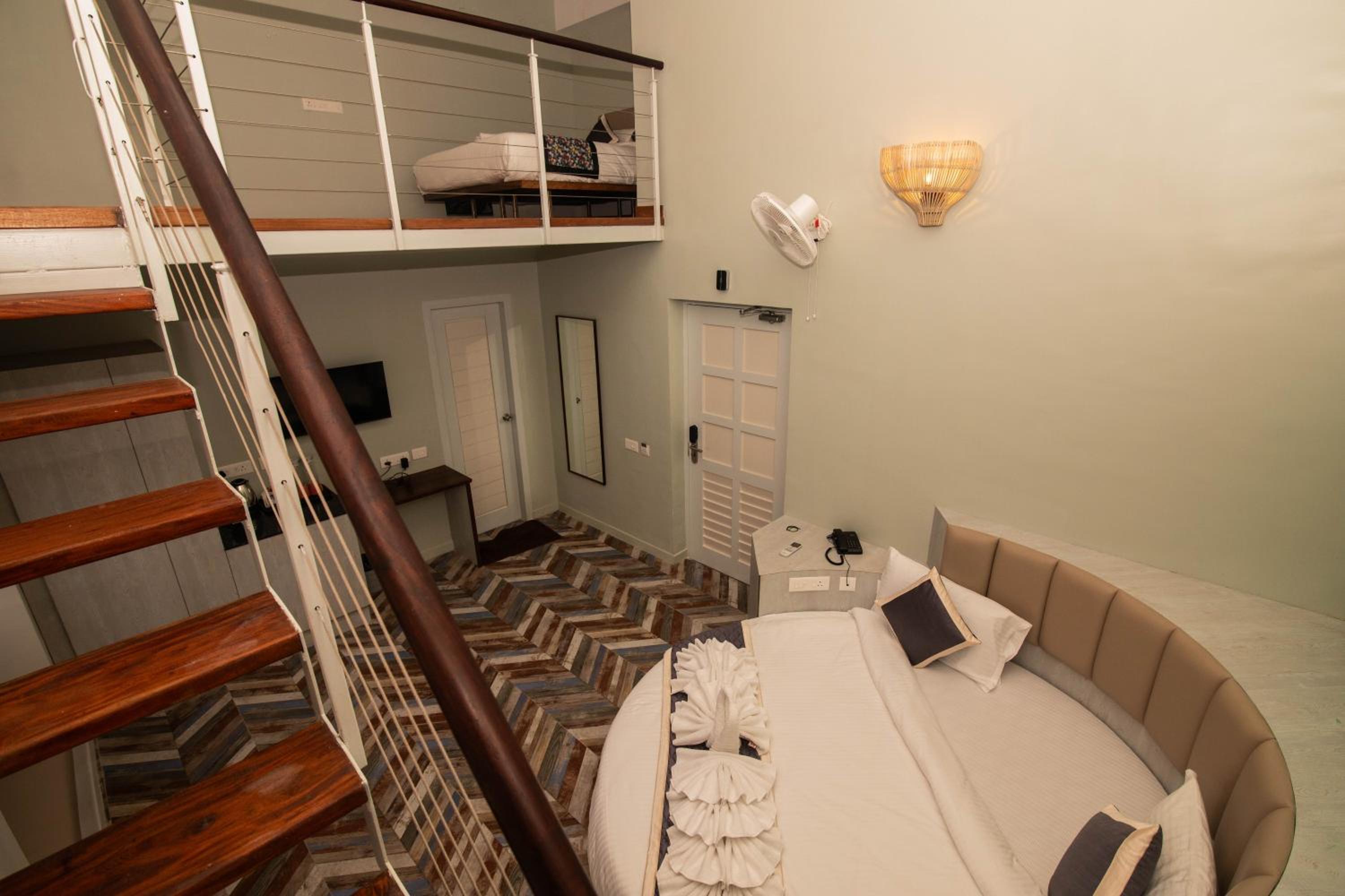 Executive Suite - Photo 1