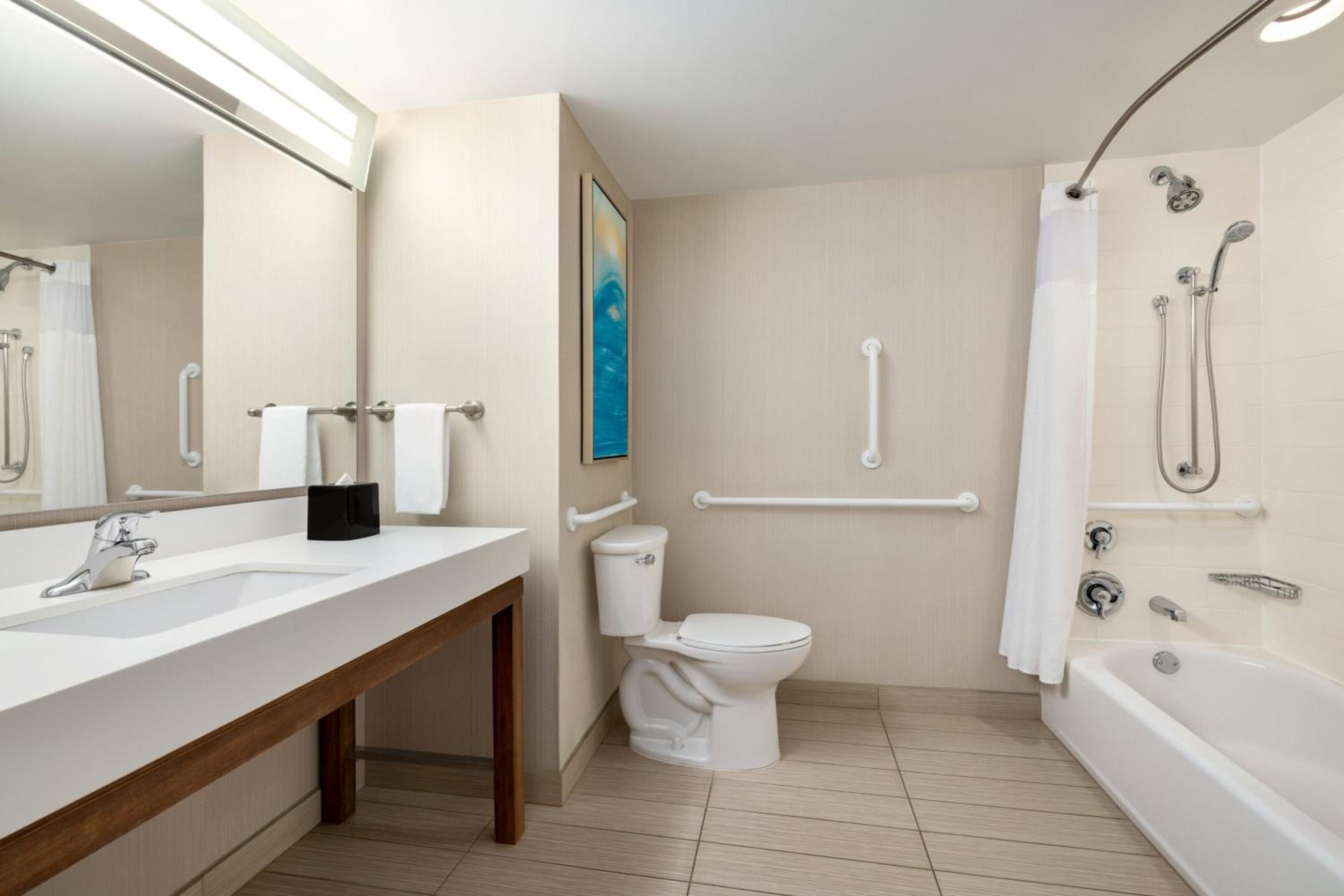 King Room with Sofa Bed and Adapted Tub - Mobility Accessible photo 2