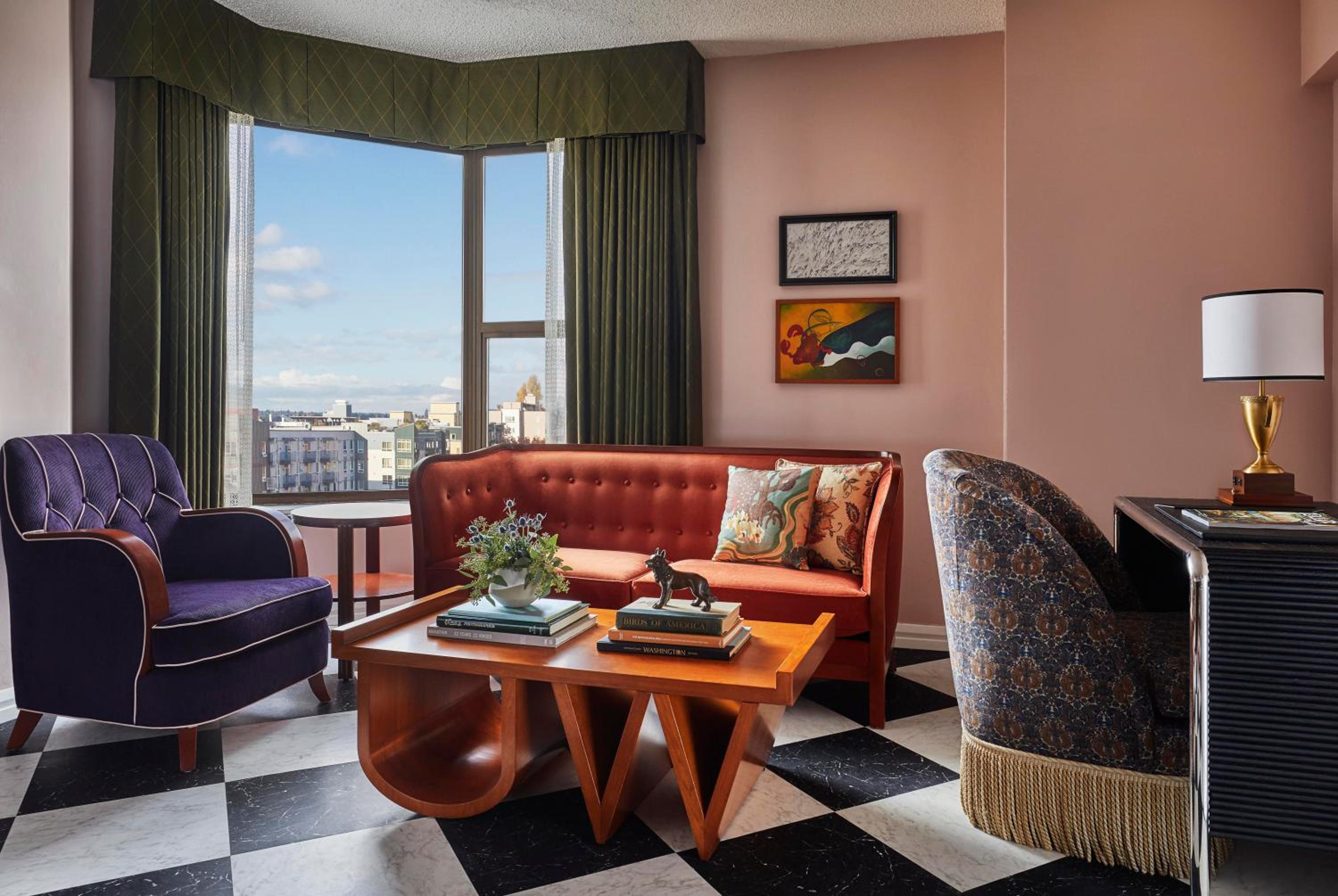 Graduate Room with Two Queen Beds and Skyline View - Photo 3