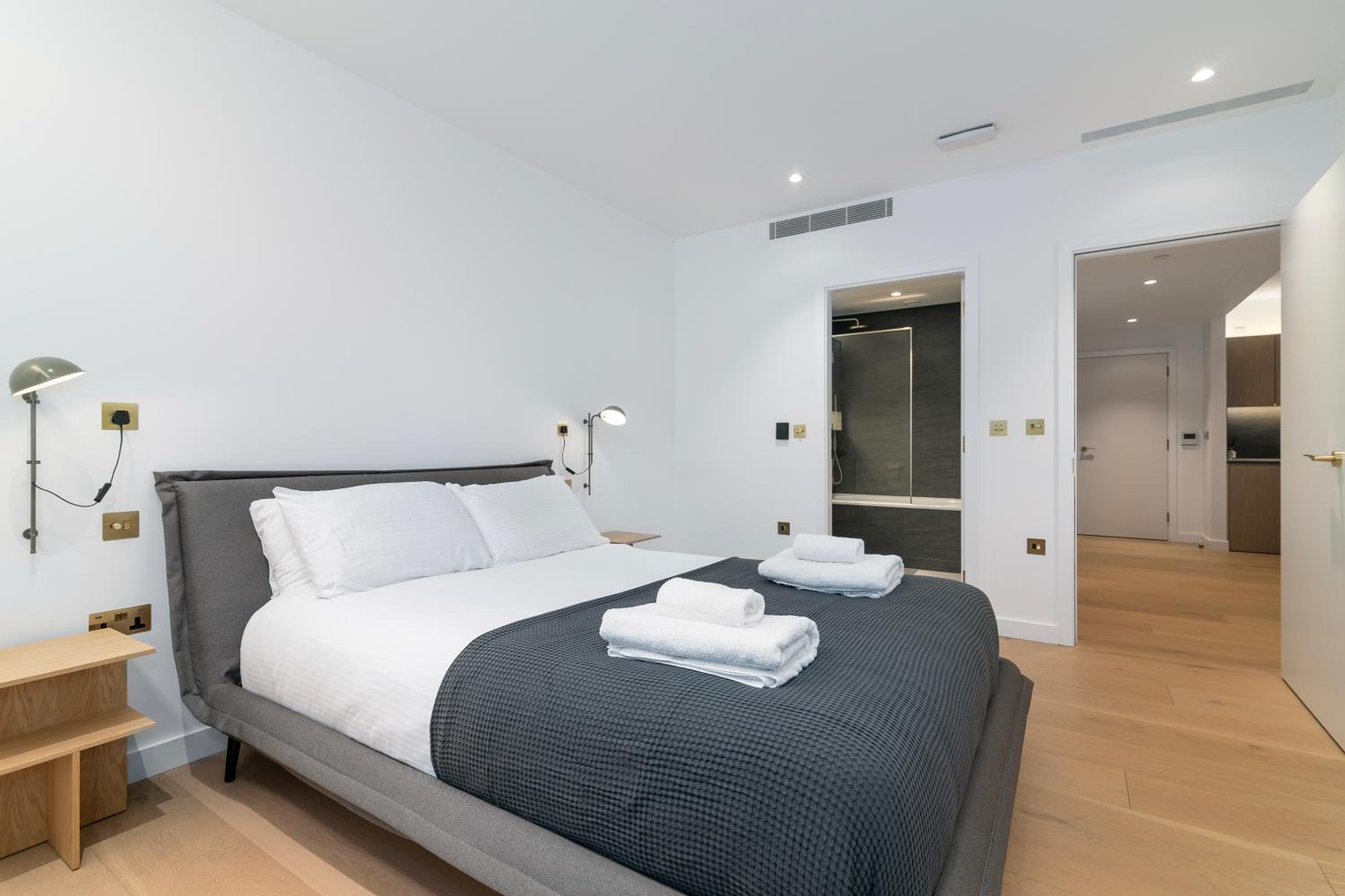 Three-Bedroom Apartment with Balcony photo 3
