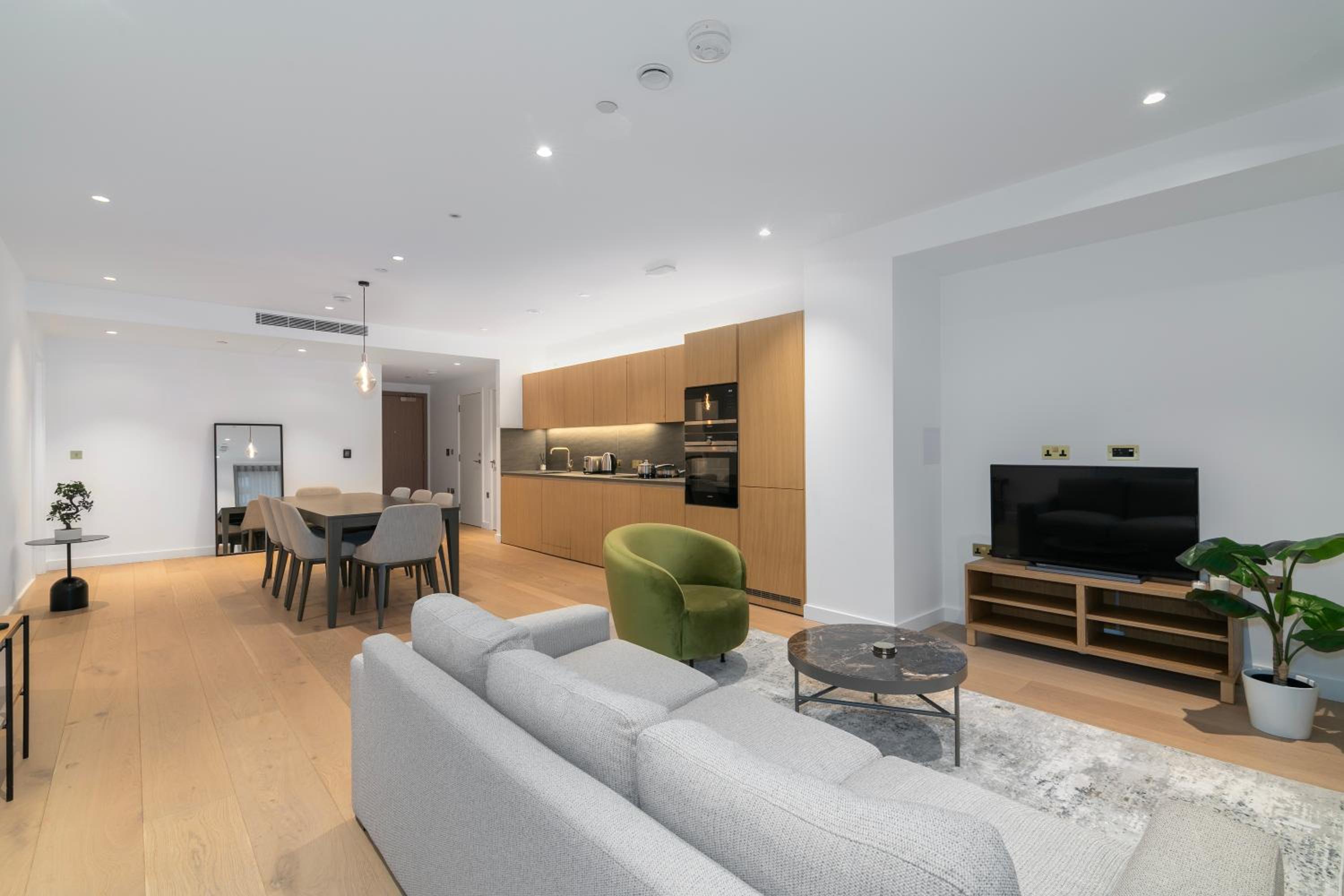 Three-Bedroom Apartment with Balcony photo 1