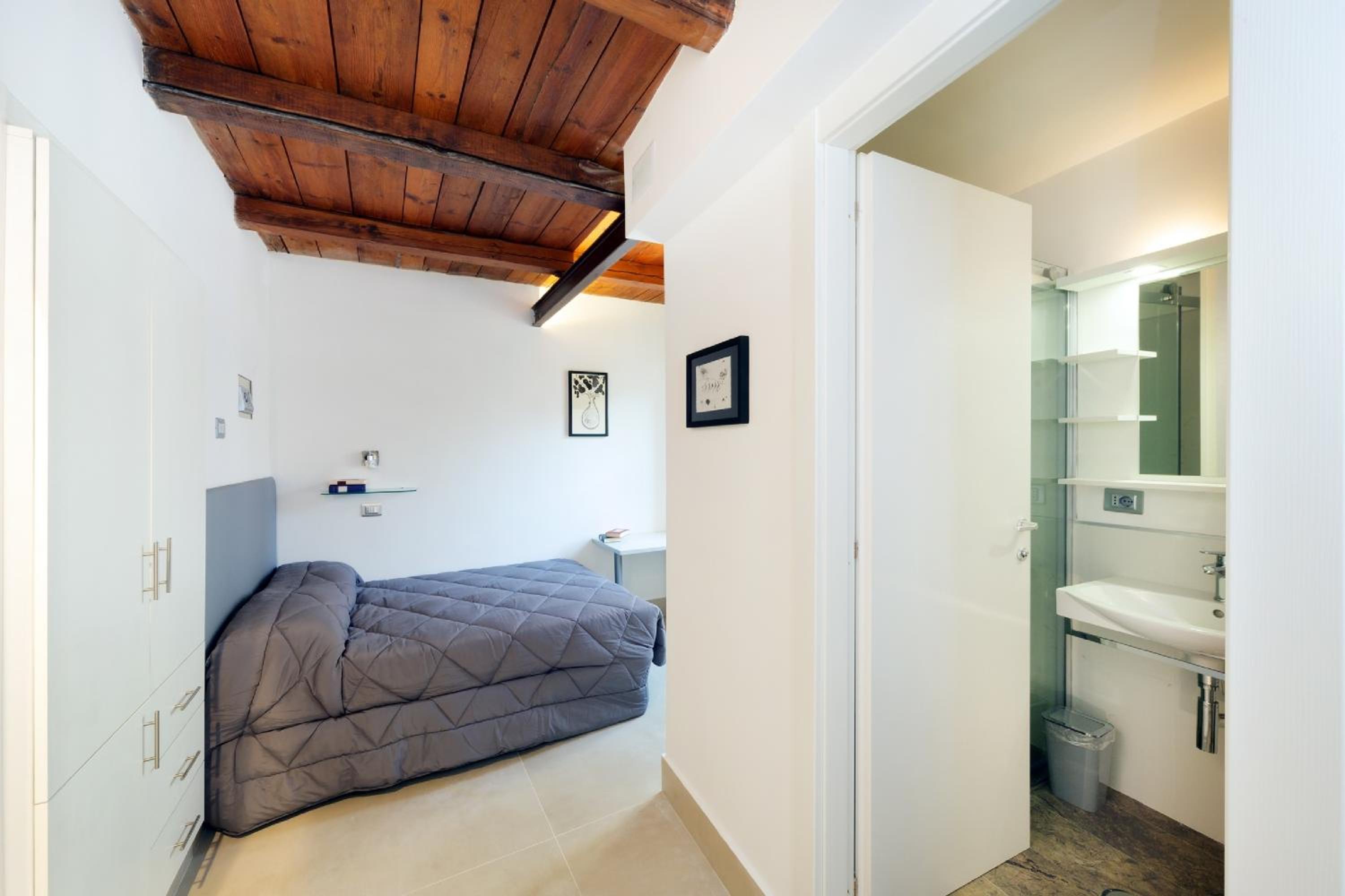 Double Room thumbnail 5
