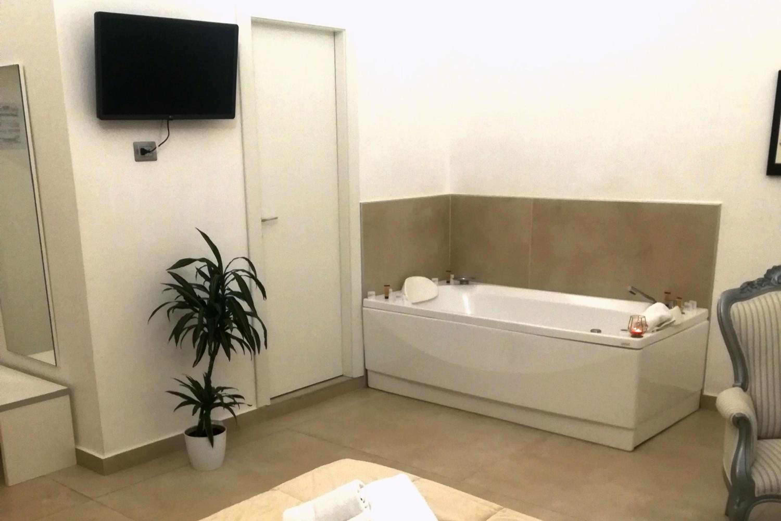 Deluxe Suite with Spa Bath