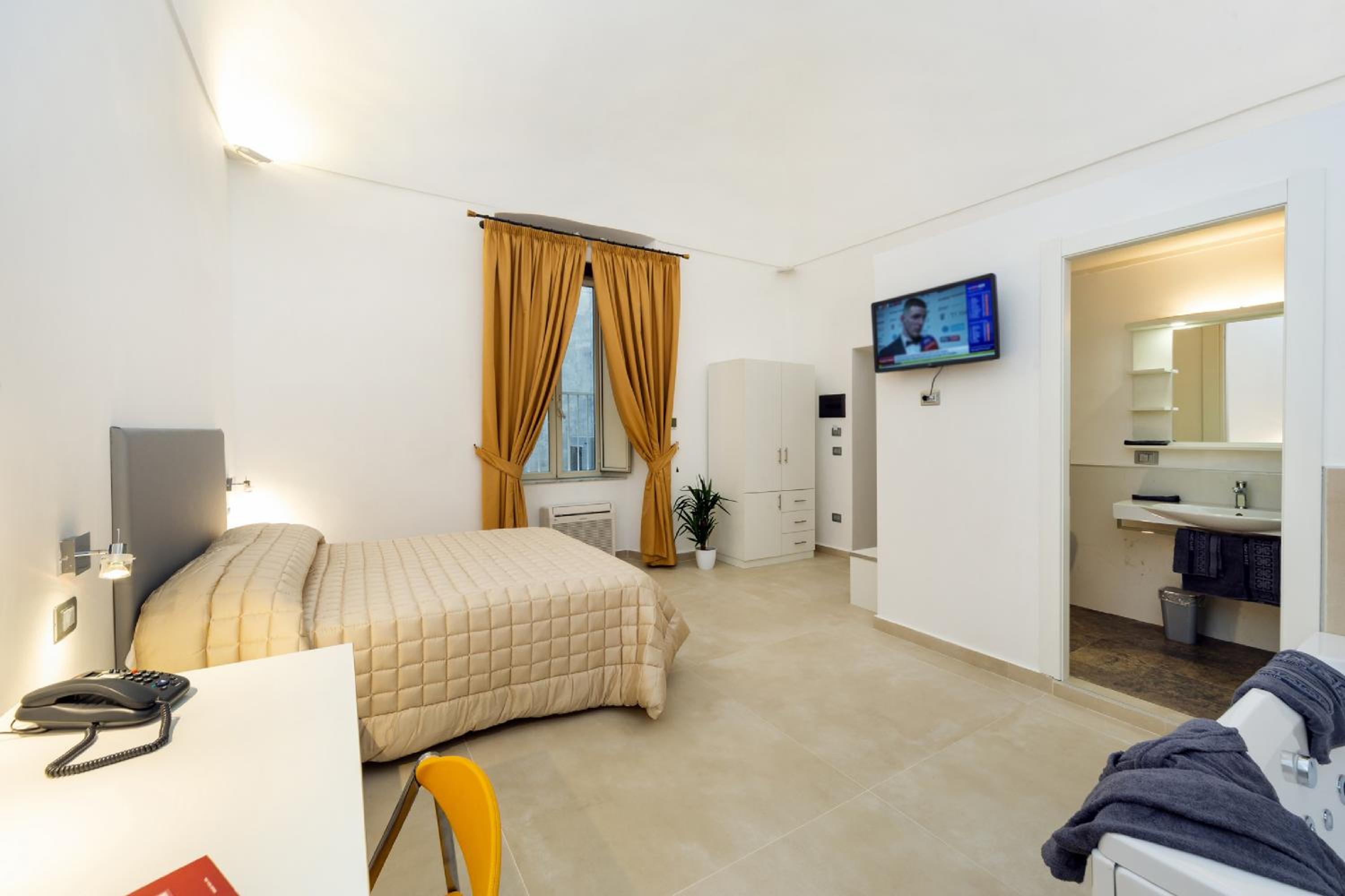 Deluxe Suite with Spa Bath
