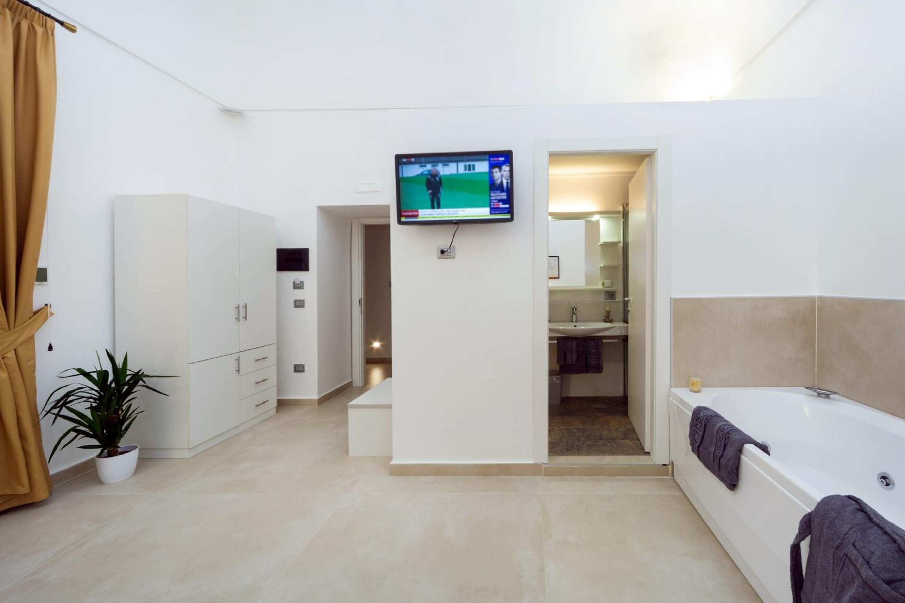 Deluxe Suite with Spa Bath