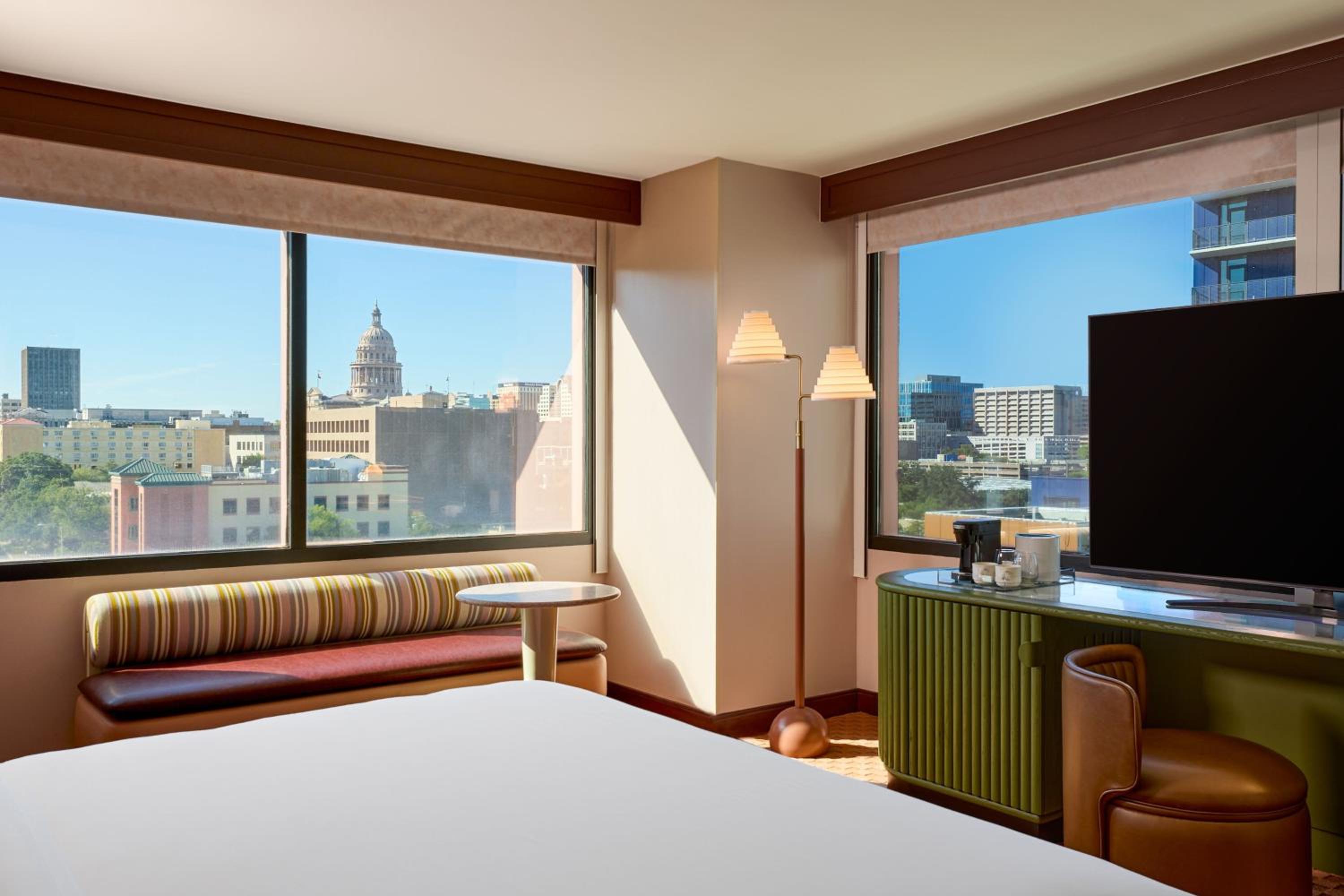 Deluxe Corner King Room - Photo 5