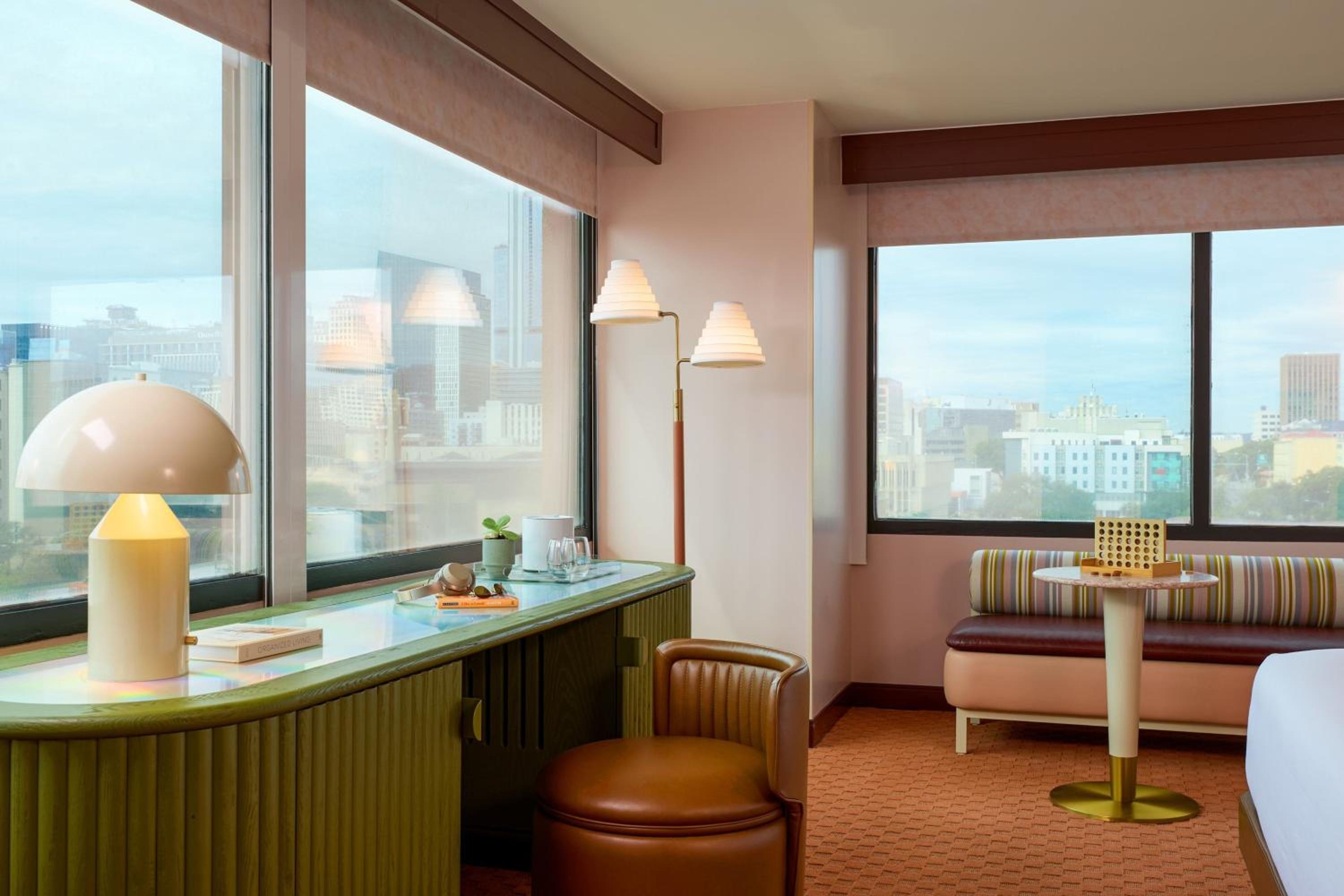 Deluxe Corner King Room - Photo 3