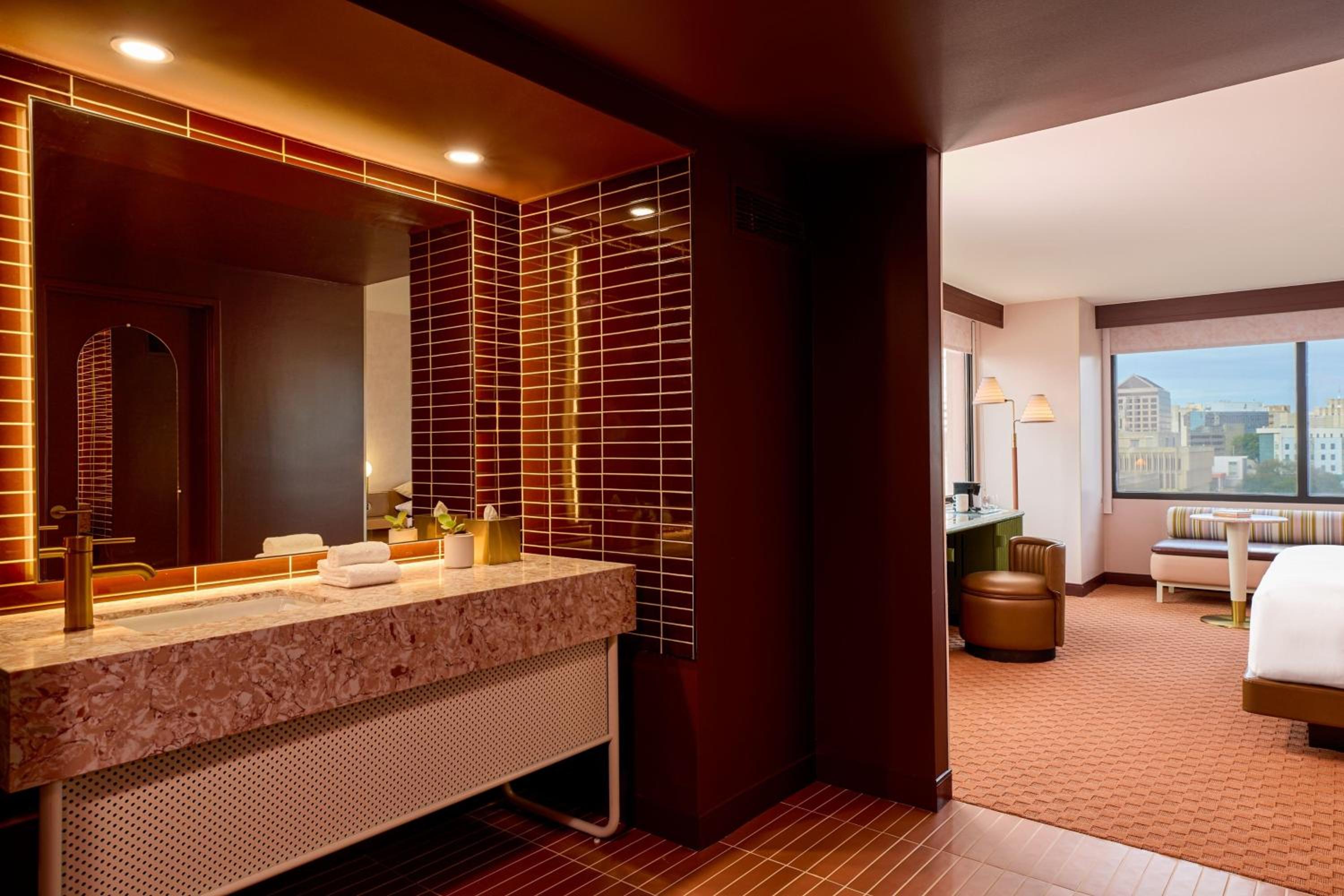 Deluxe Corner King Room - Photo 6