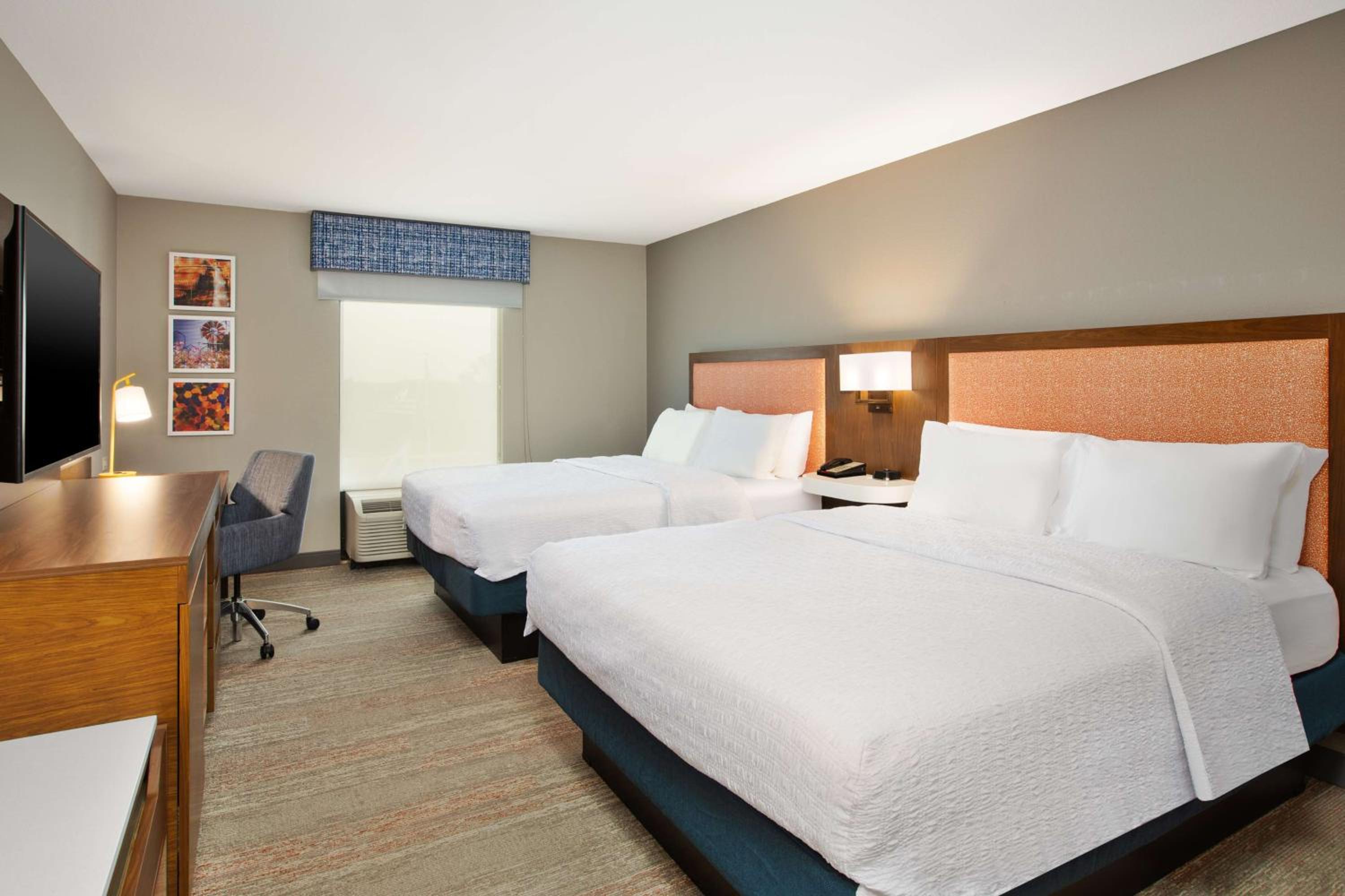 Room with Two Queen Beds - Non-Smoking - Photo 5