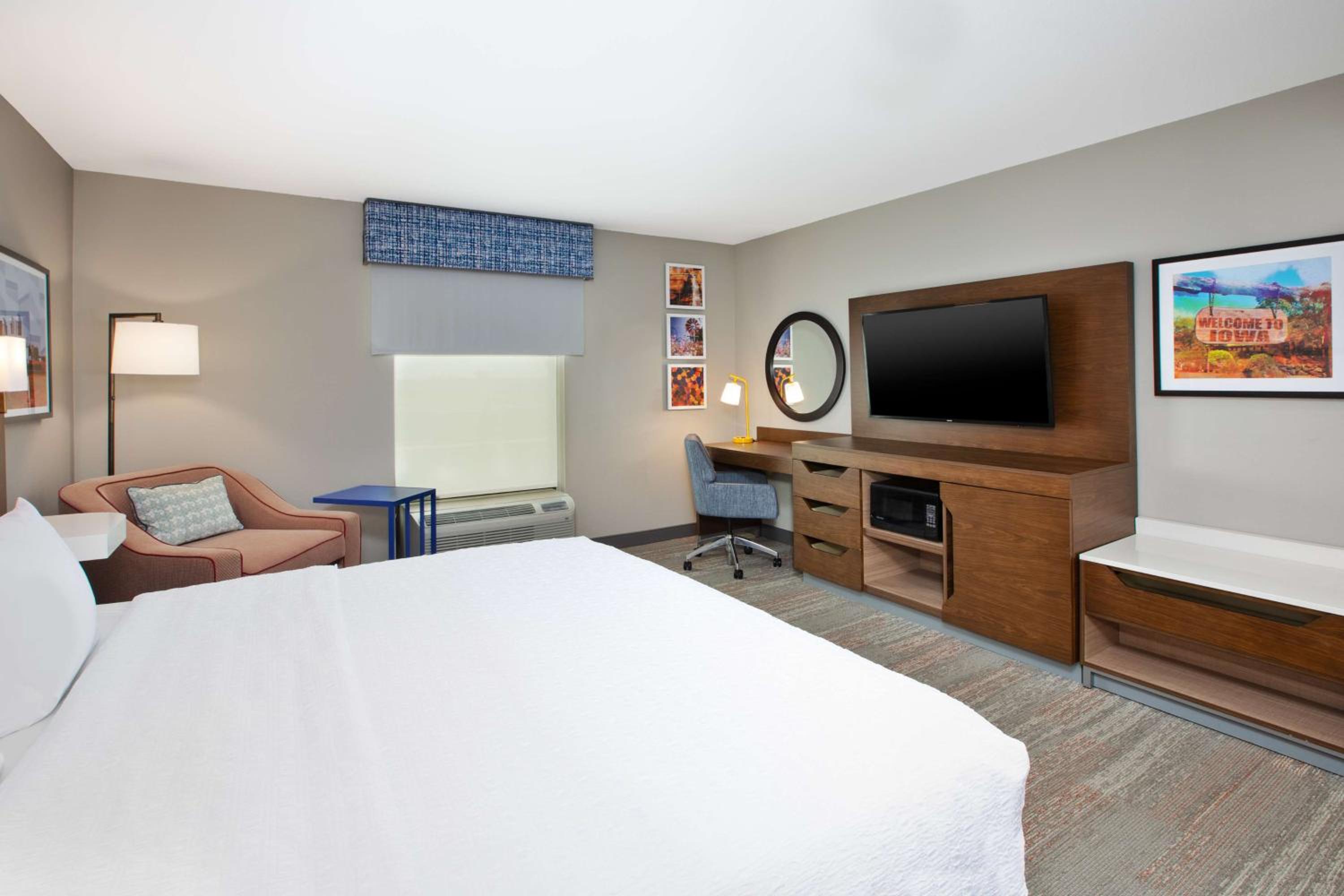 King Room with Accessible Tub - Mobility and Hearing Access/Non-Smoking - Photo 2