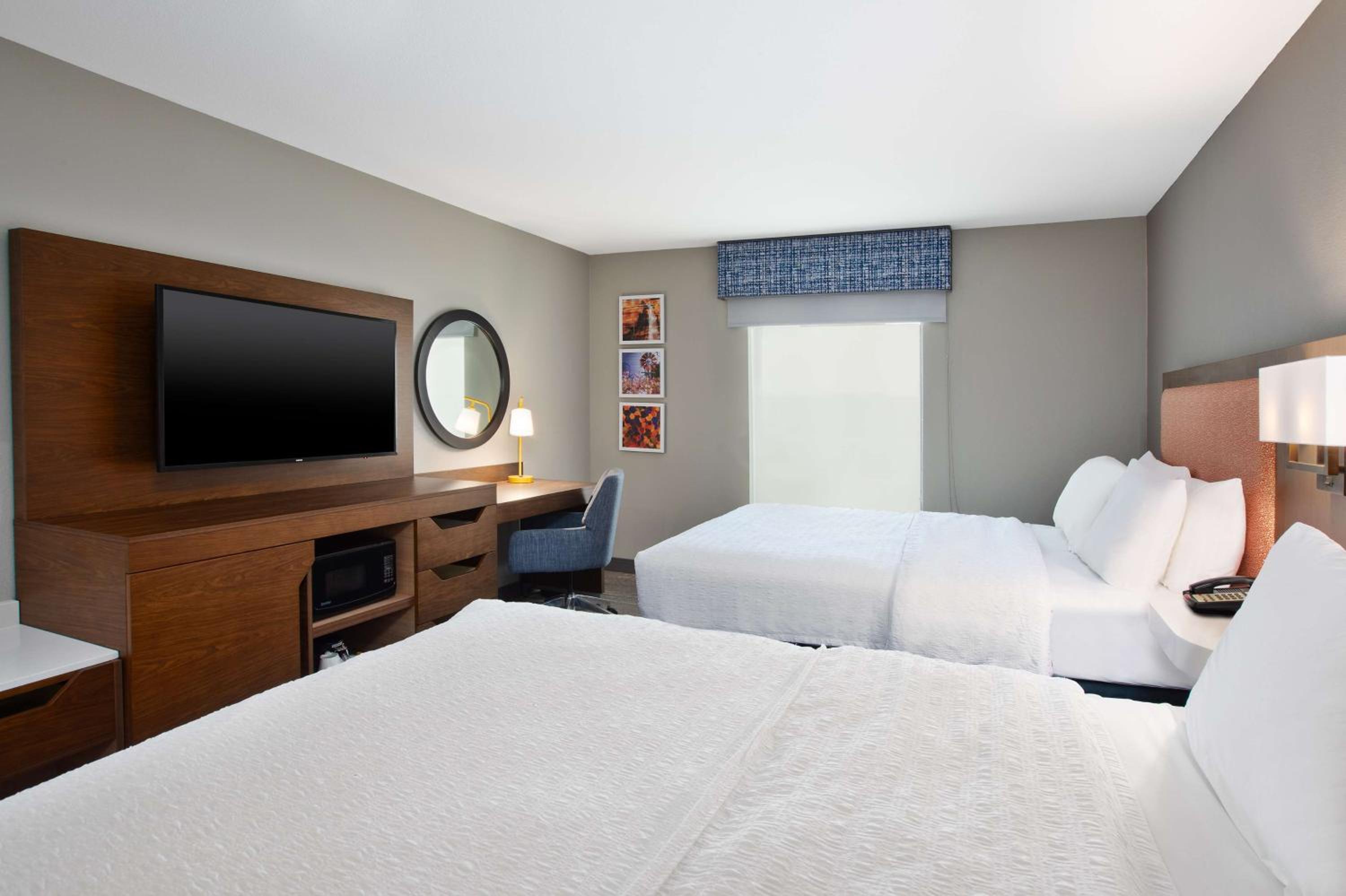 Room with Two Queen Beds - Non-Smoking - Photo 7