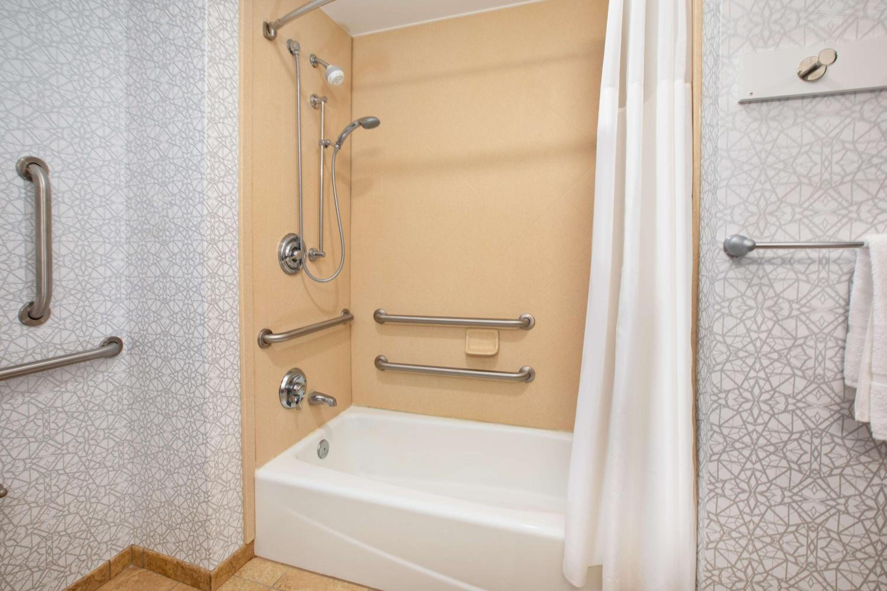 King Room with Accessible Tub - Mobility and Hearing Access/Non-Smoking - Photo 3