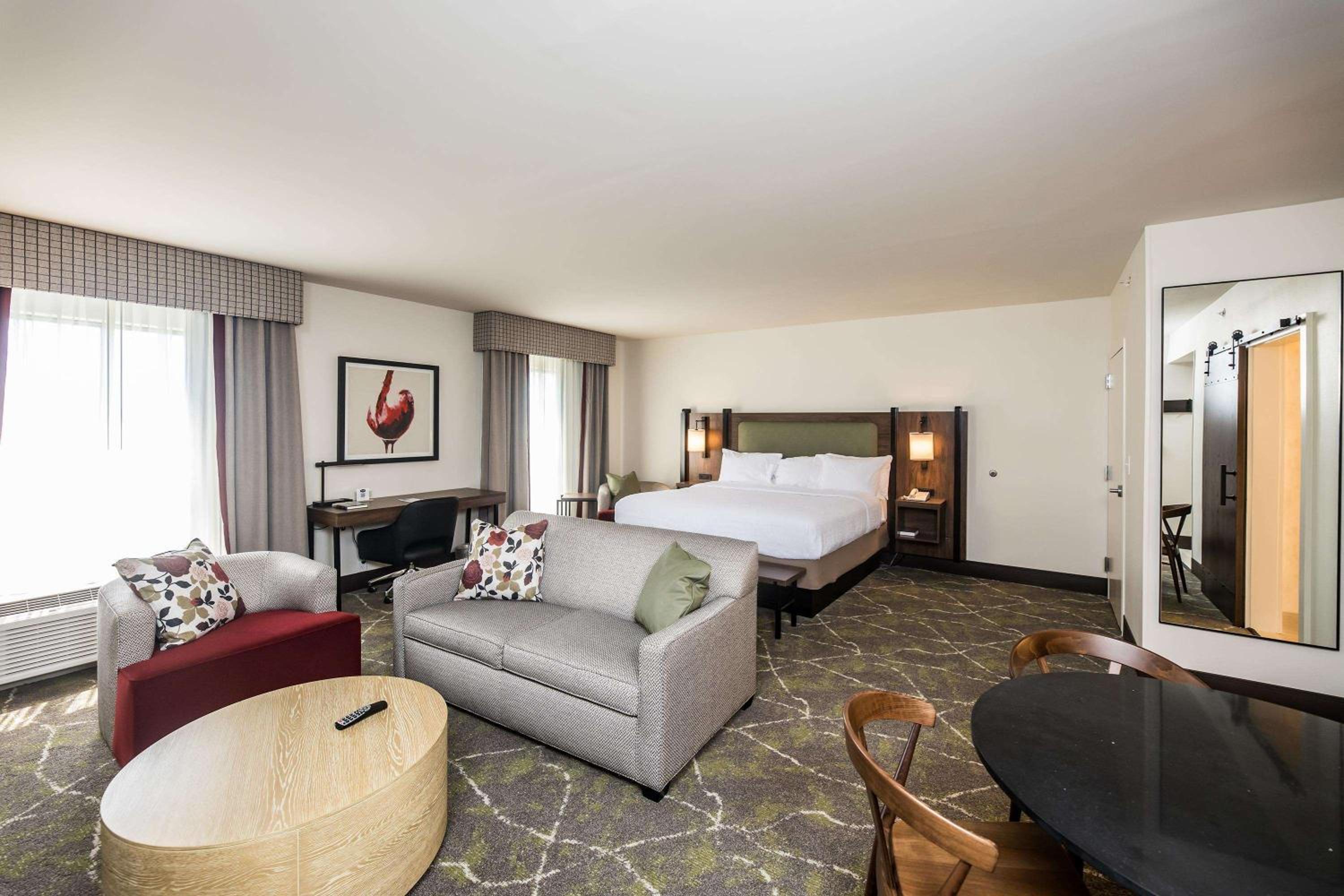 Luxe King Room with Walk-In Shower - Photo 3