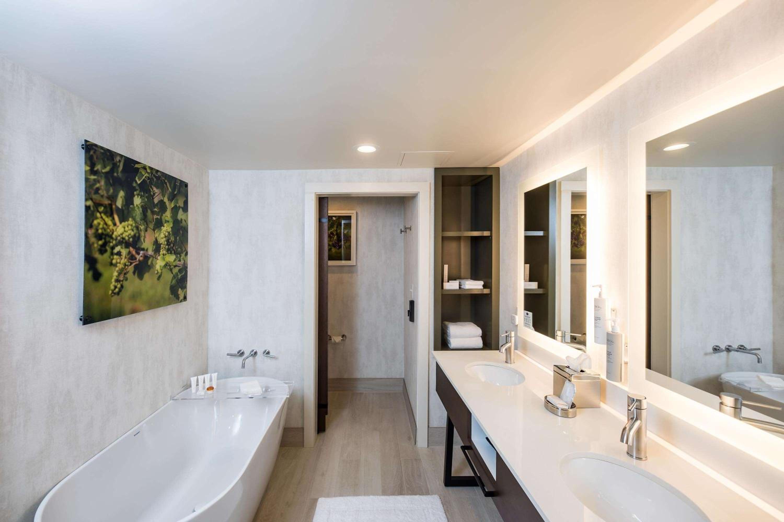 Luxe King Room with Walk-In Shower - Photo 4