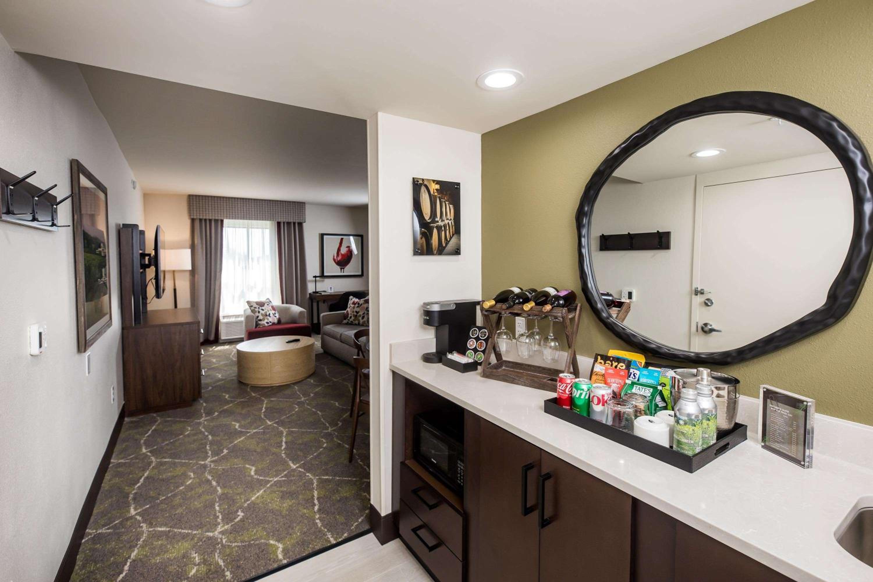 King Studio Suite - Non-Smoking - Photo 3