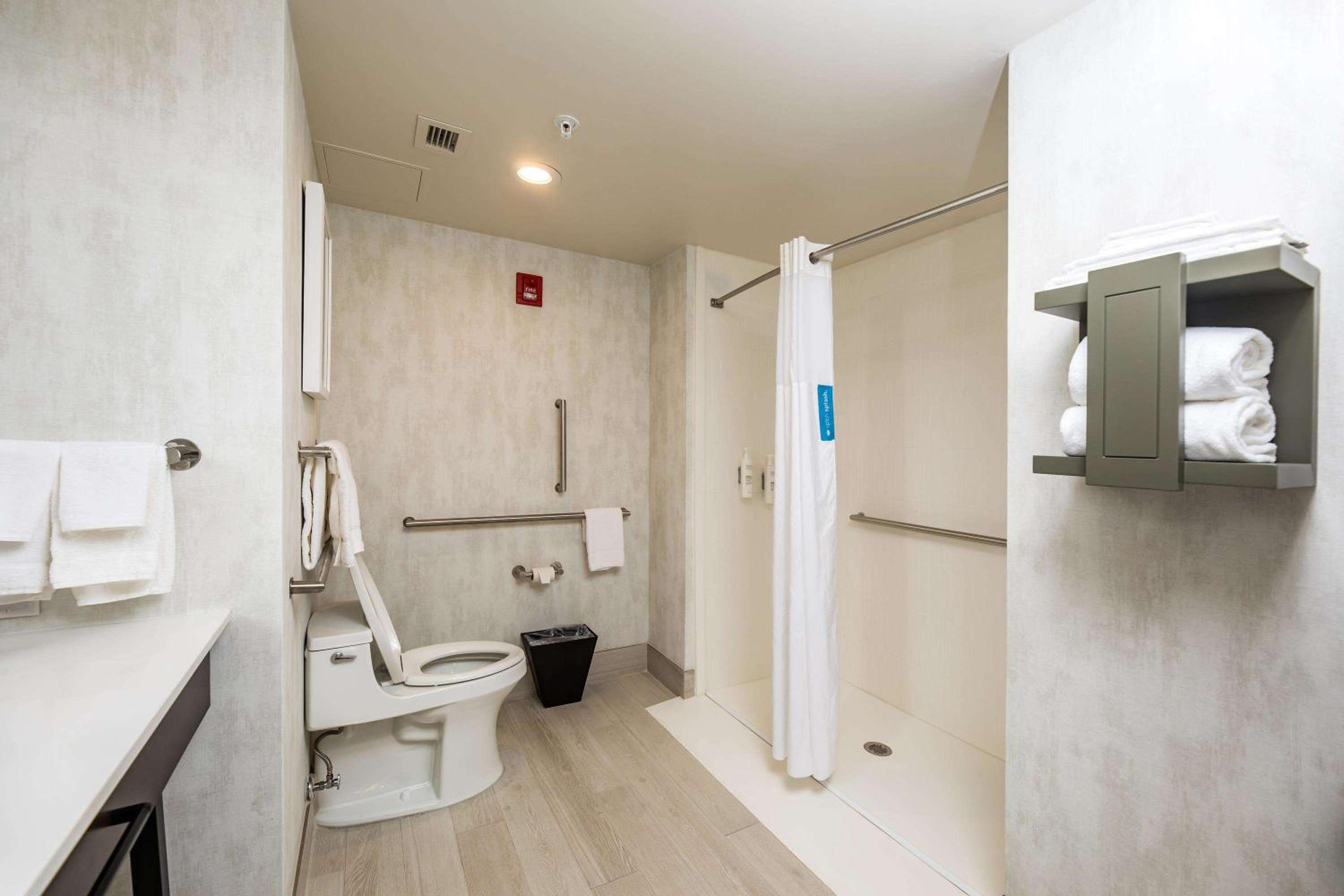 King Room - Mobility/Hearing Accessible - Photo 5