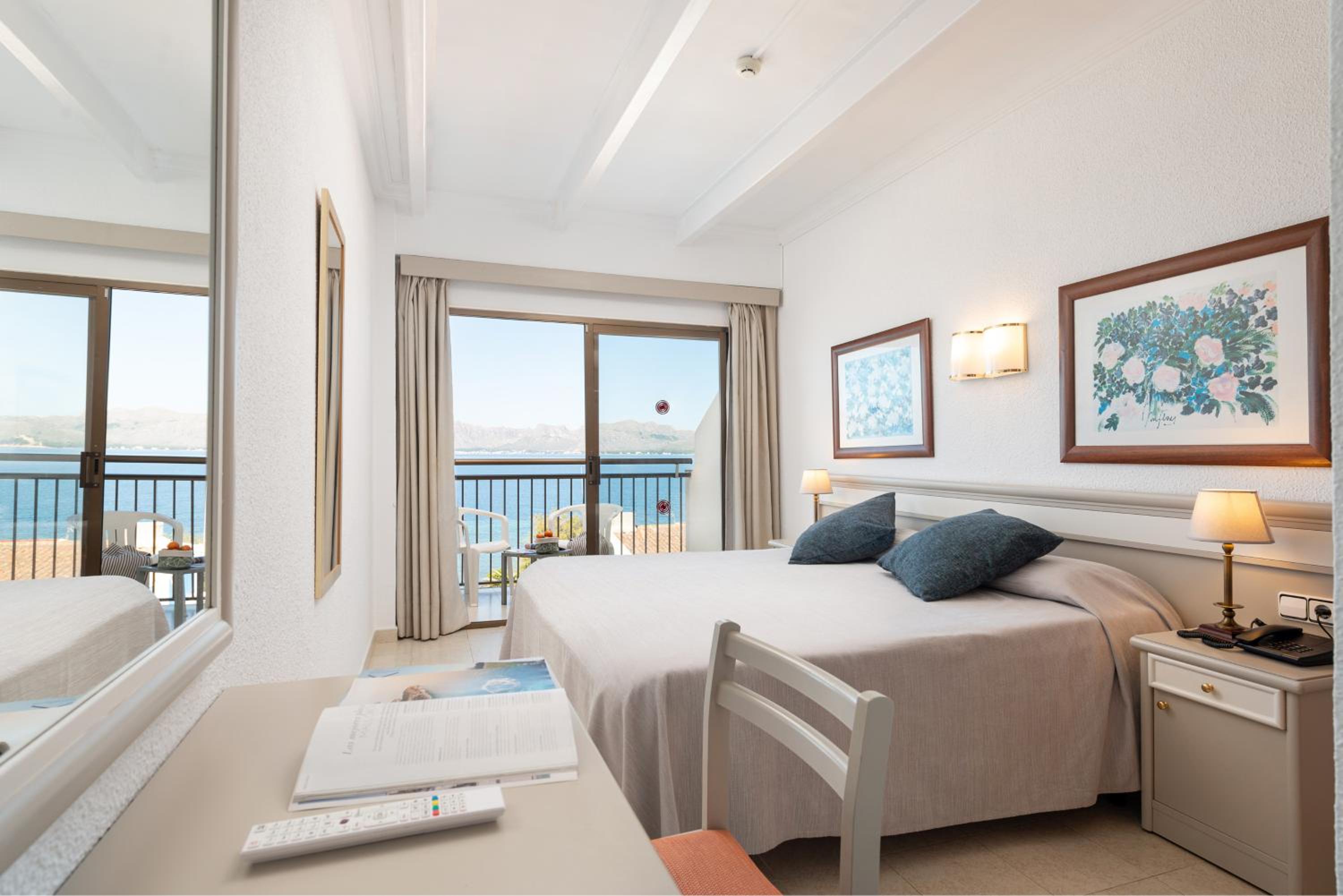 Twin Room With Lateral Sea View