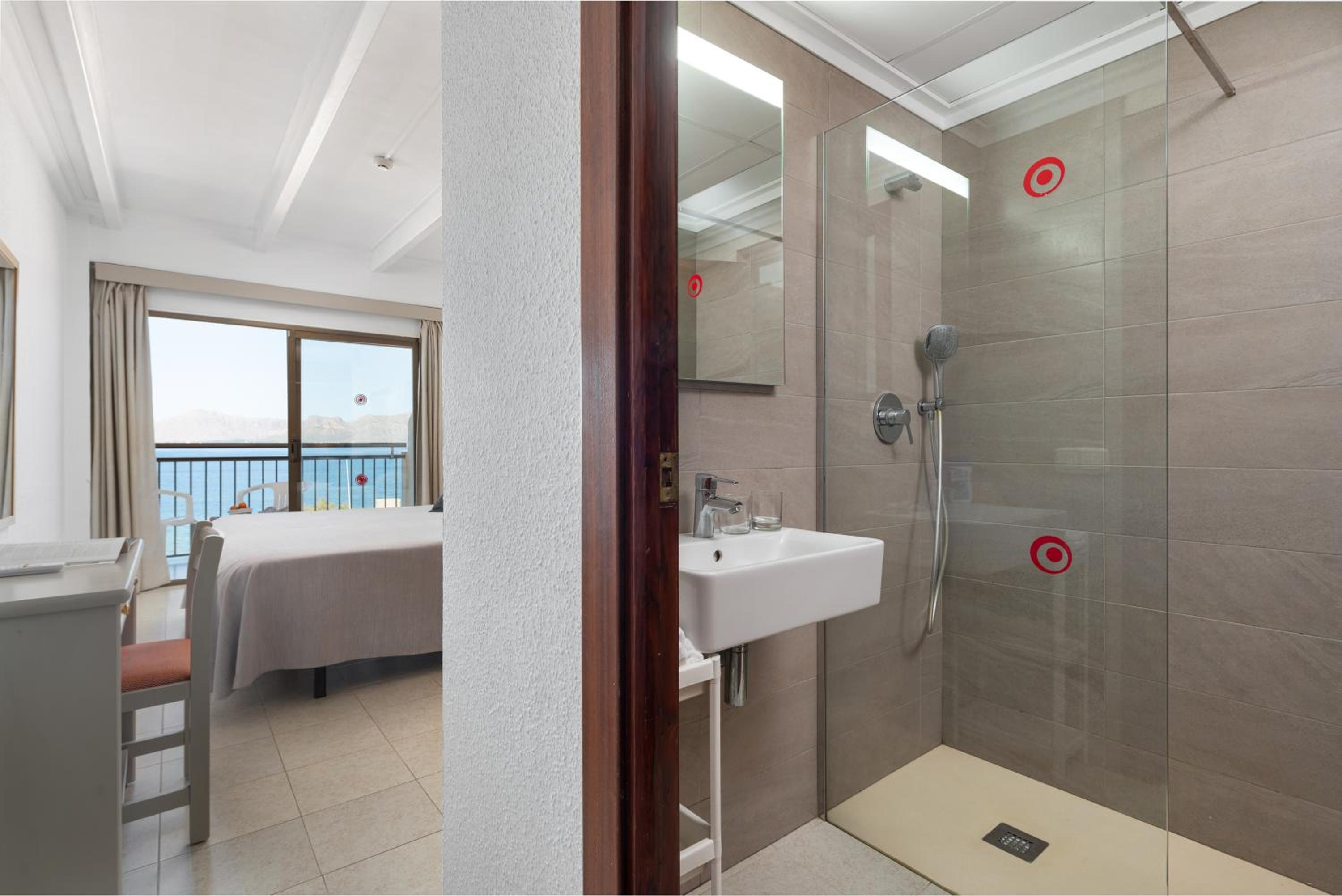Twin Room With Lateral Sea View thumbnail 6