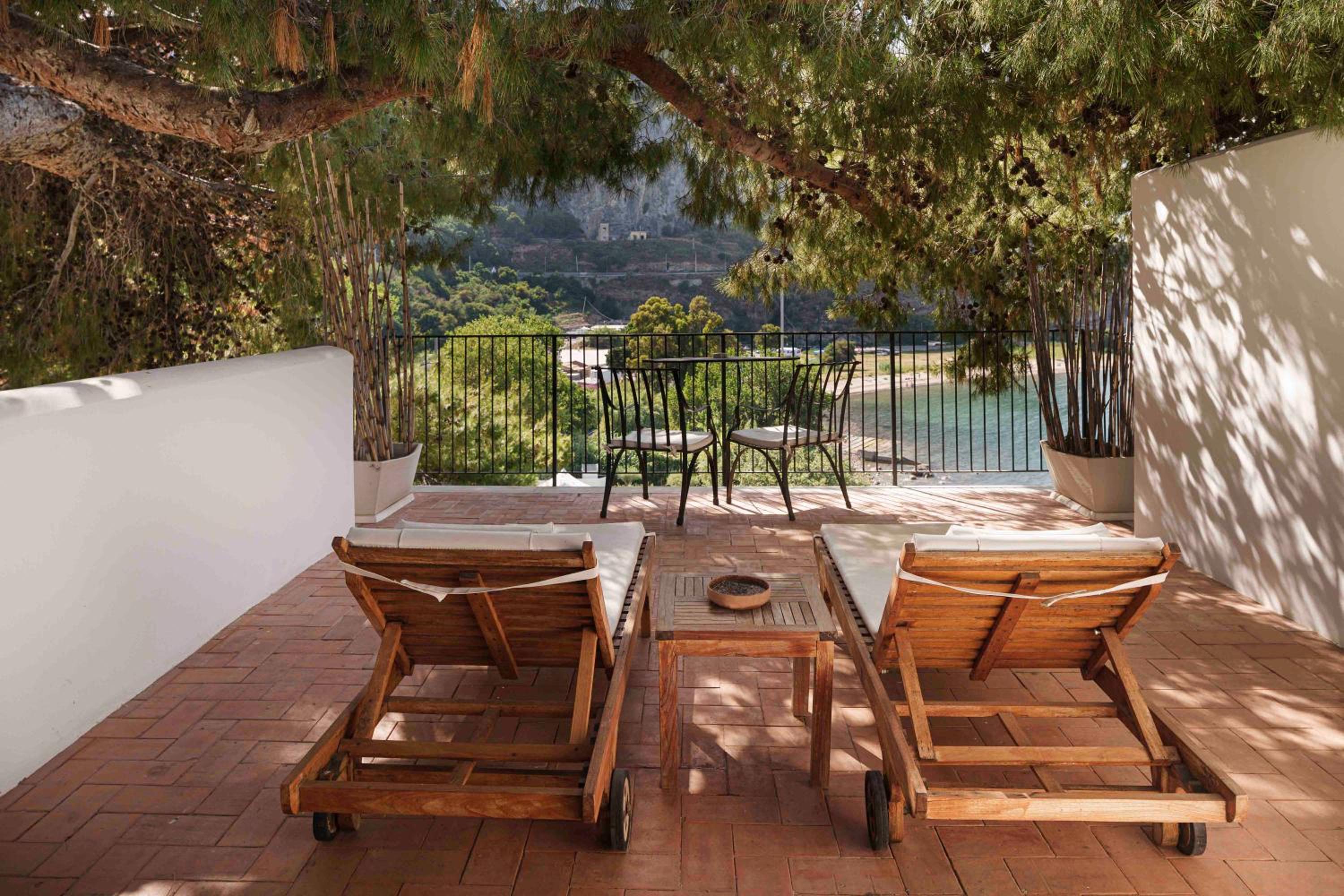 Deluxe Suite with Sea View - Photo 6