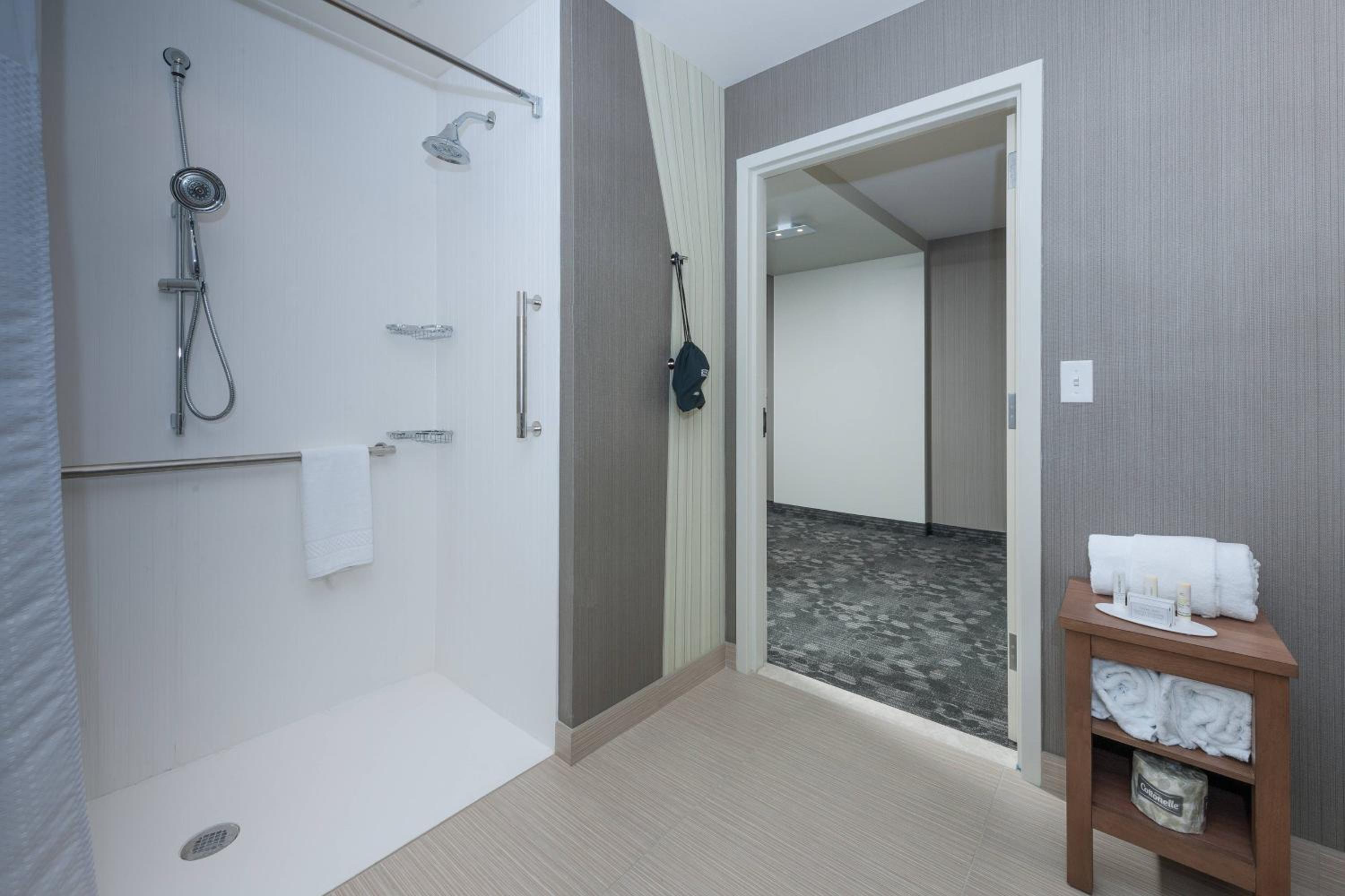 Queen Room with Two Queen Beds and Bathtub - Mobility Access