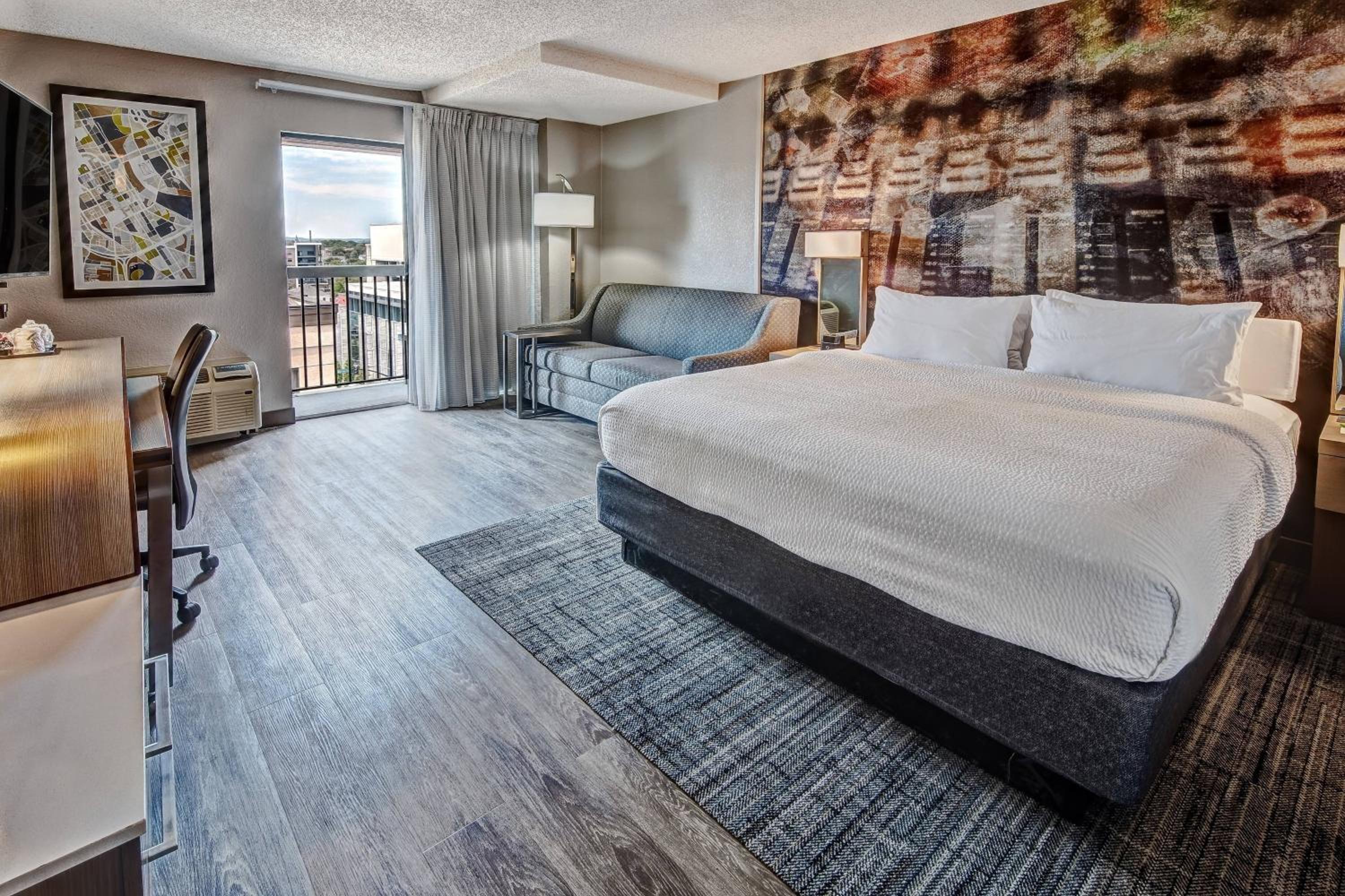King Room with Balcony - Photo 4