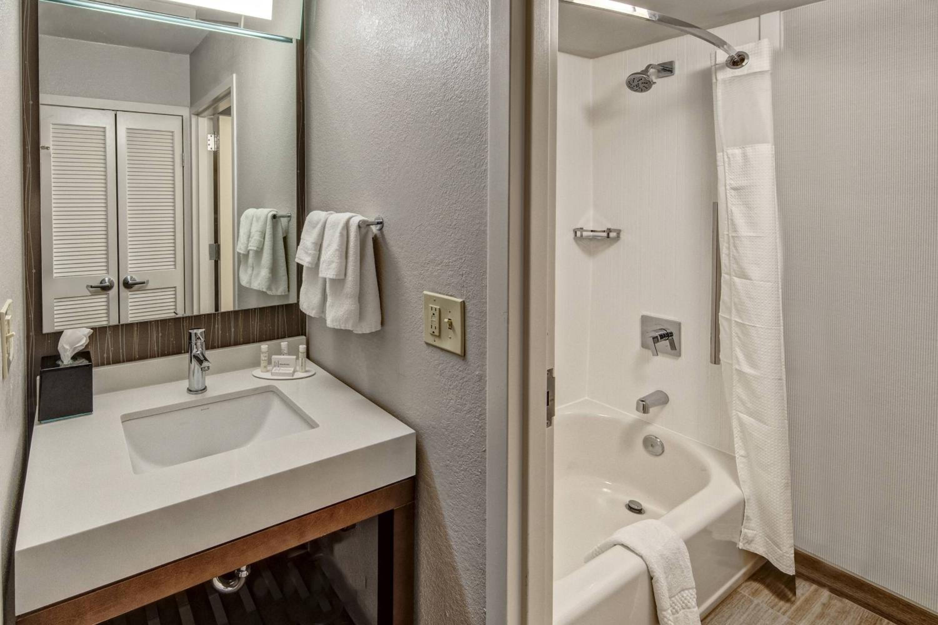 Queen Room with Two Queen Beds - Hearing Accessible - Photo 3