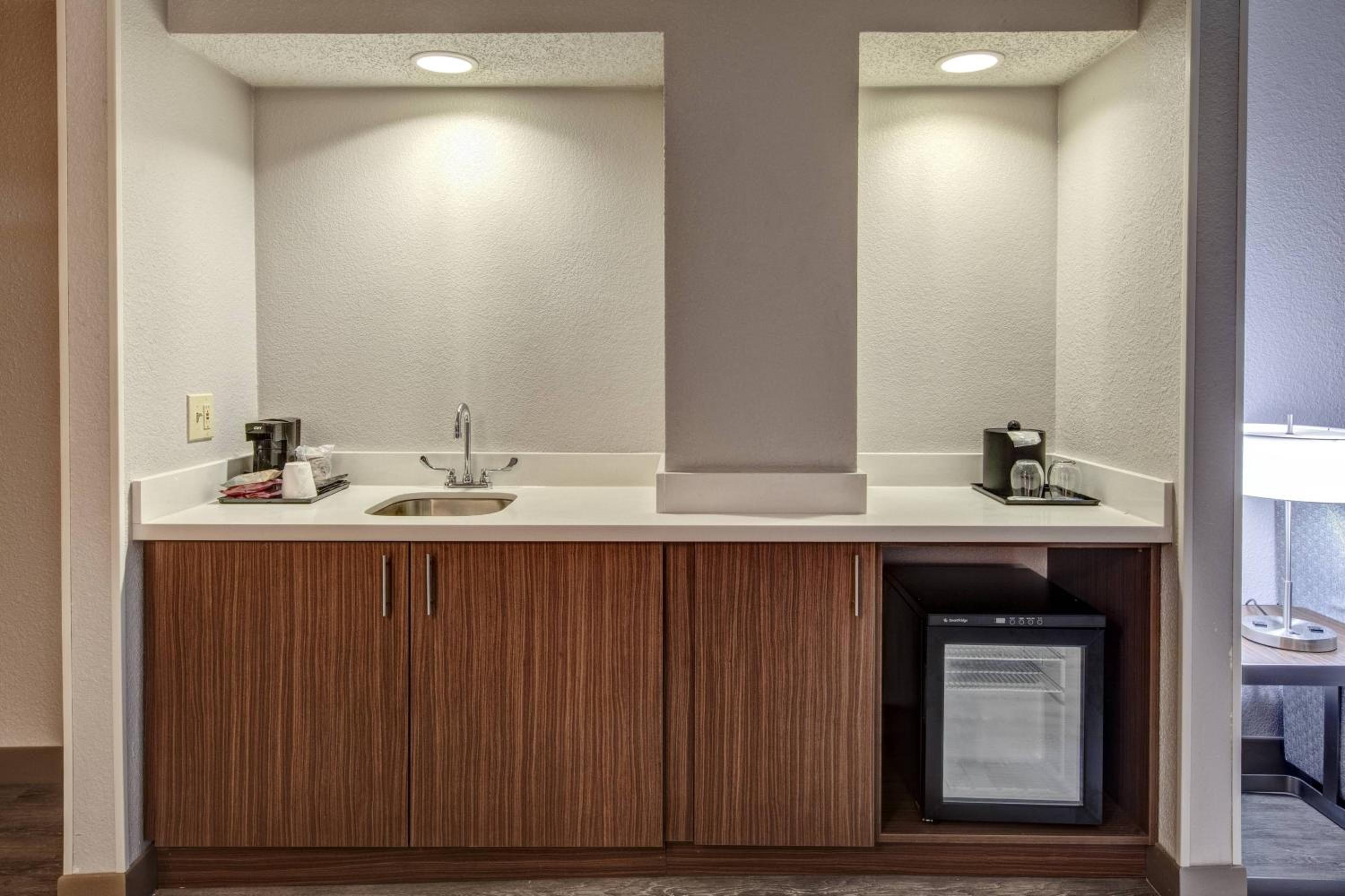 One-Bedroom King Suite with Roll-In Shower and Sofa Bed - Mobility Access/Hearing Accessible - Photo 3