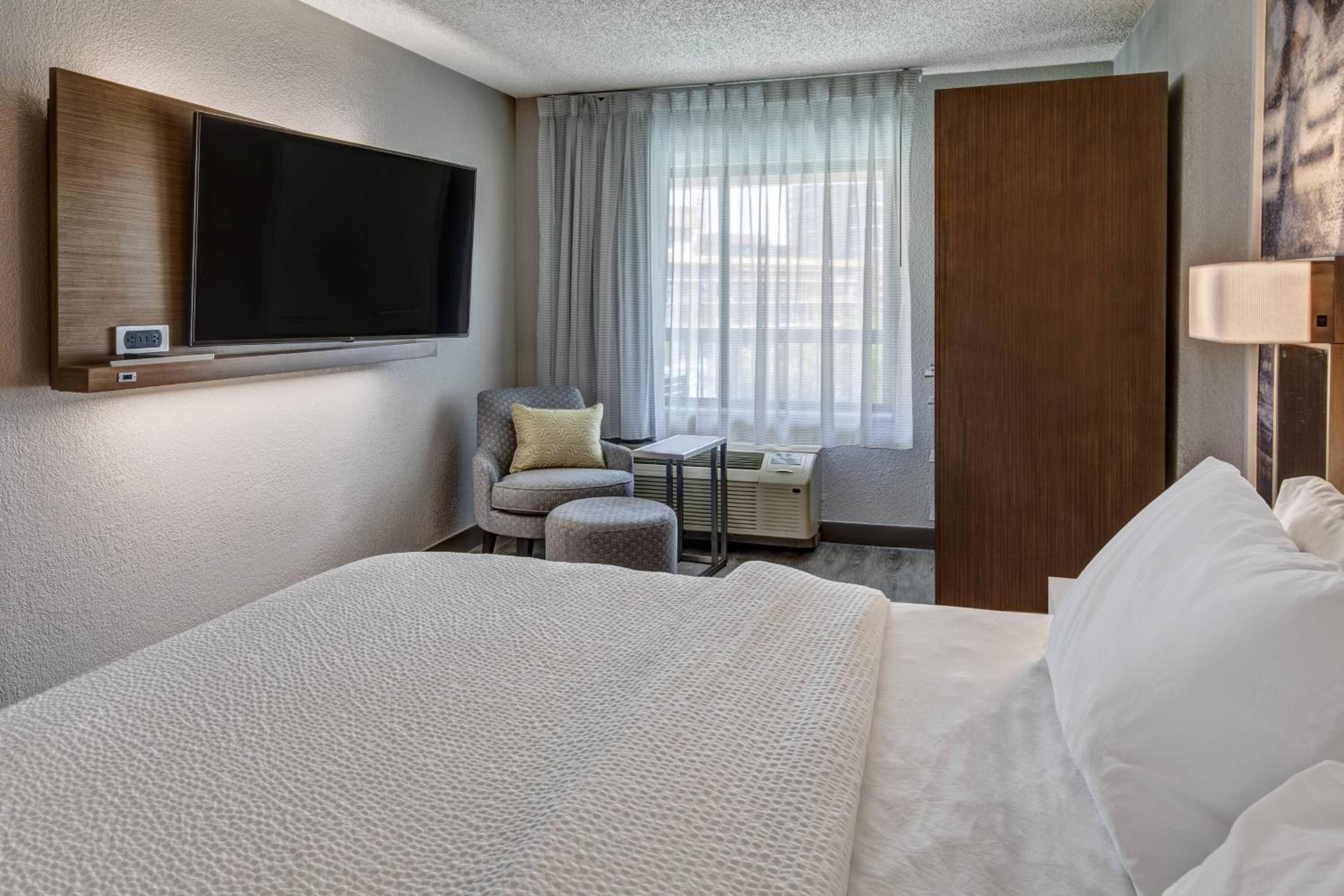 One-Bedroom King Suite with Roll-In Shower and Sofa Bed - Mobility Access/Hearing Accessible - Photo 2