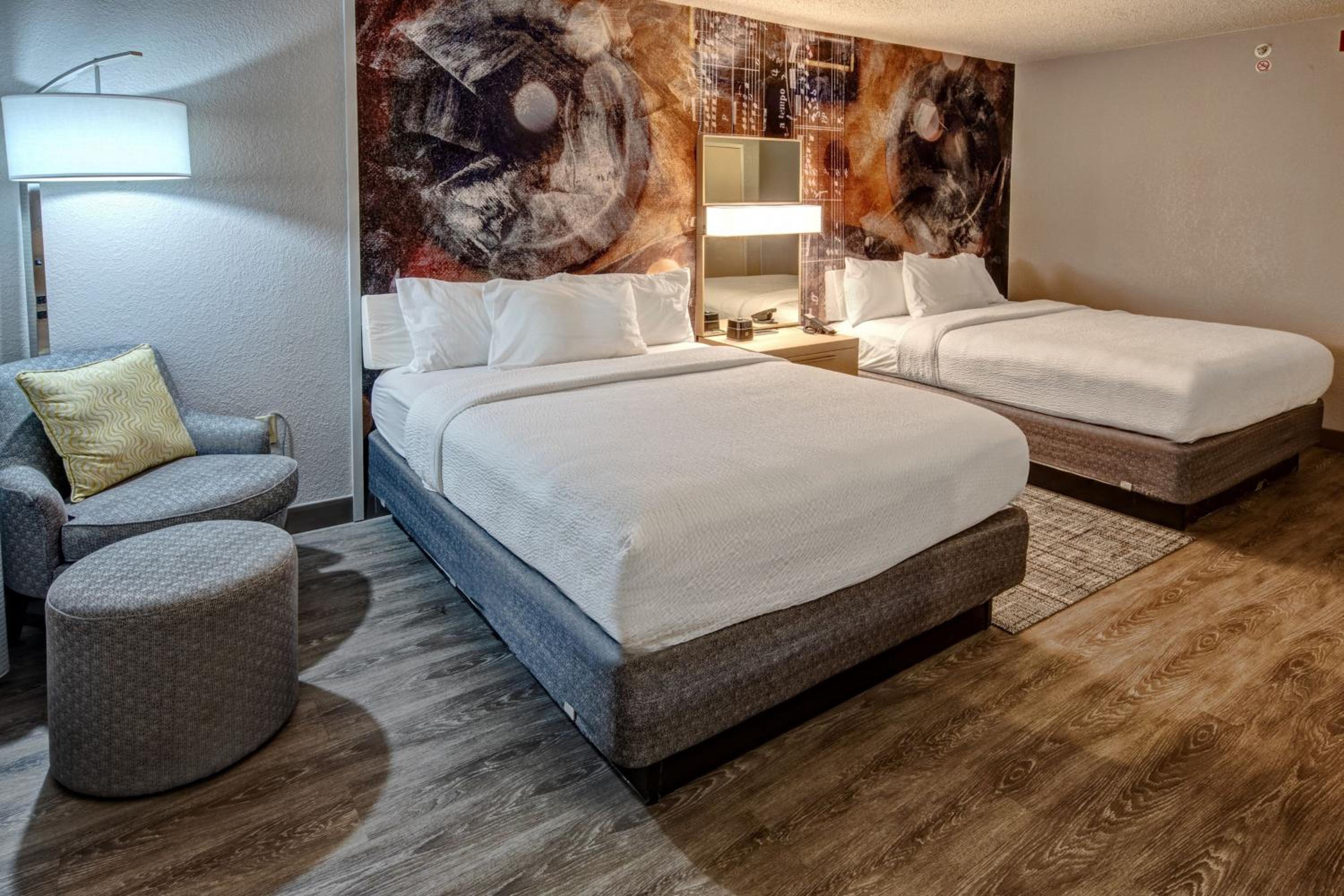 Queen Room with Two Queen Beds - Hearing Accessible - Photo 5