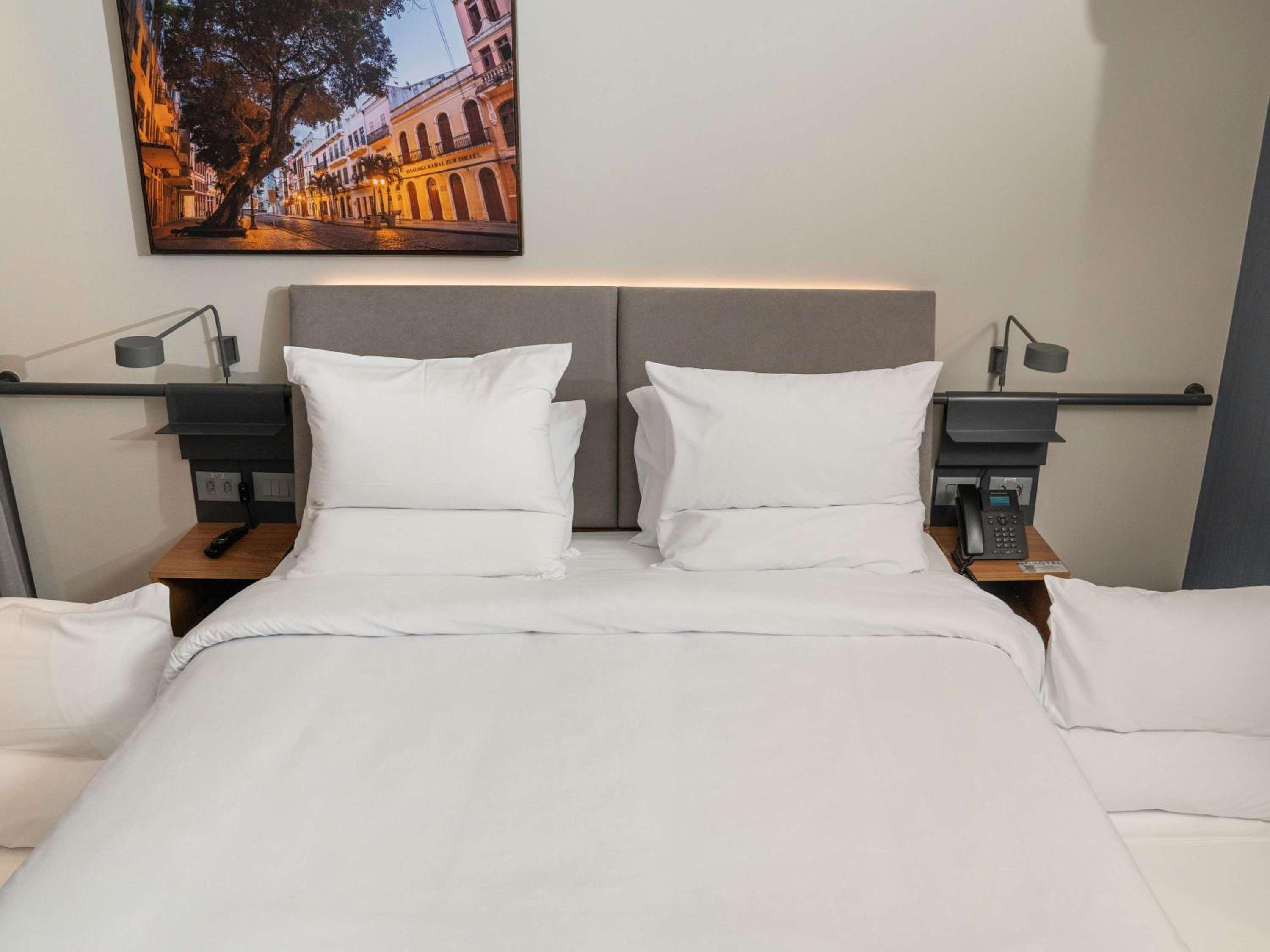 Family Apartment with One Queen Bed and One Pull Out Bed Sea View photo 2