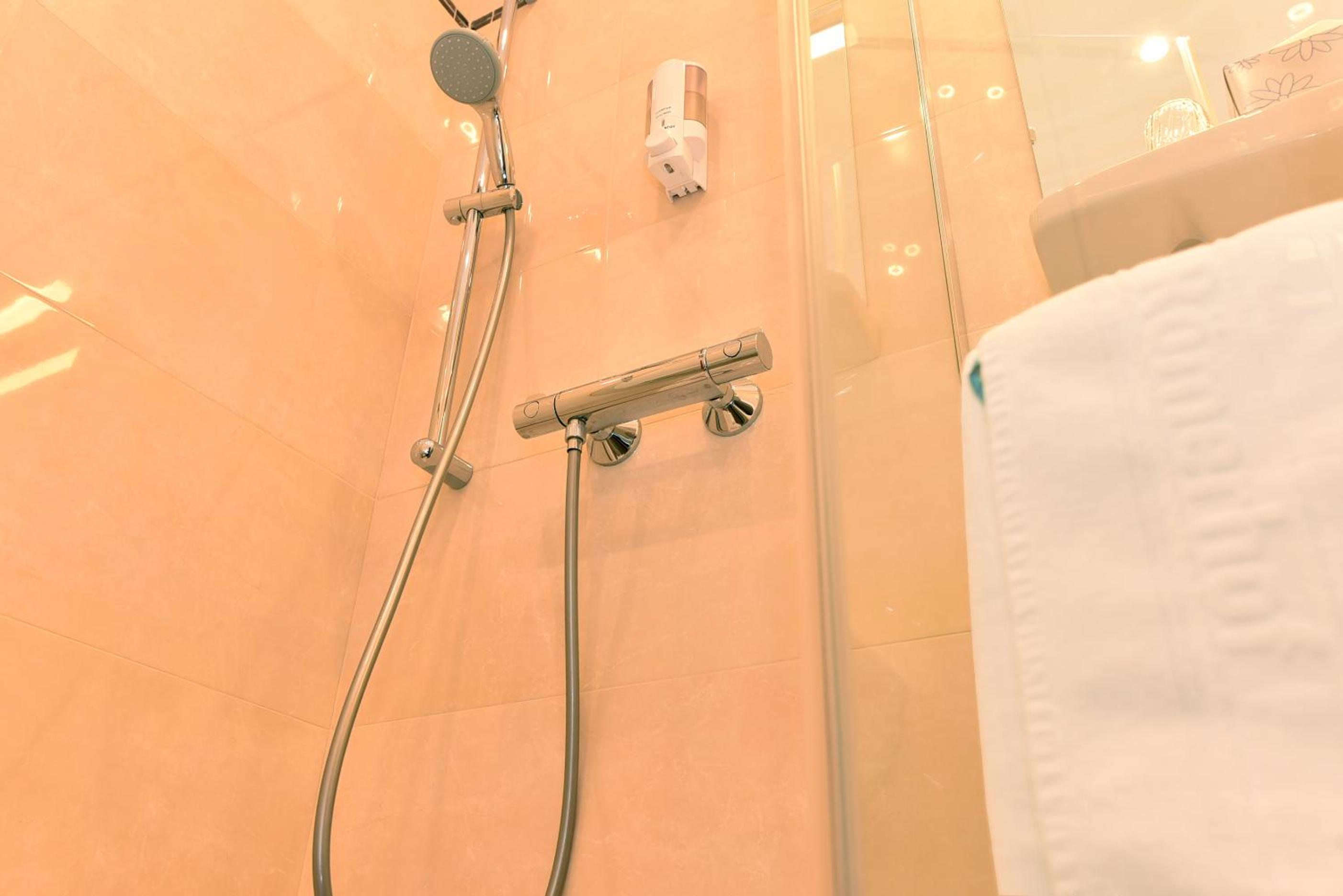 Deluxe Double Room with Balcony - Photo 6