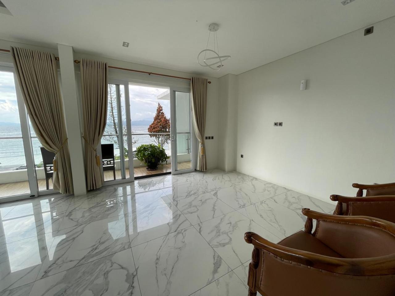King Suite with Balcony photo 3