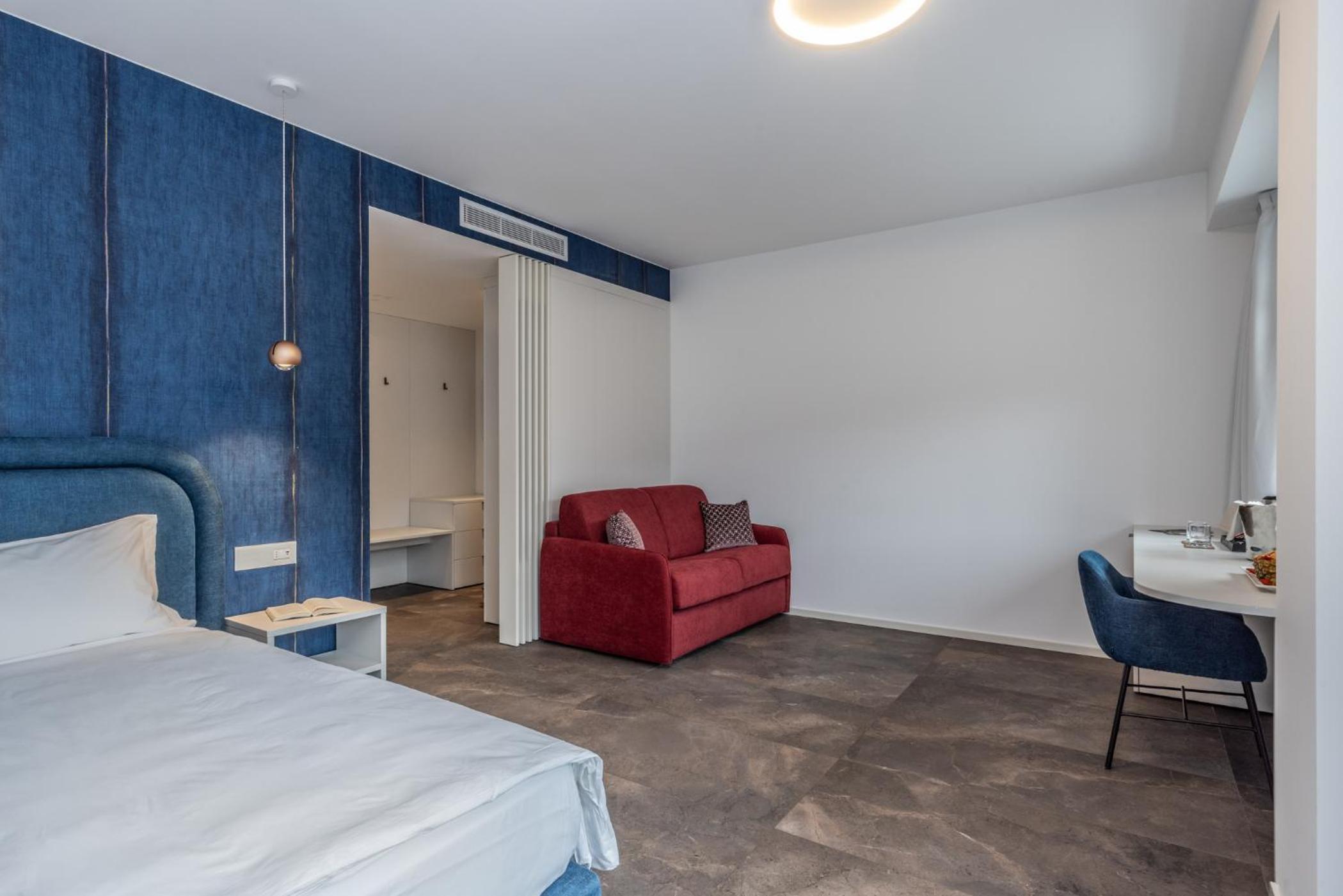 Superior Double or Twin Room with Pool View - Photo 4