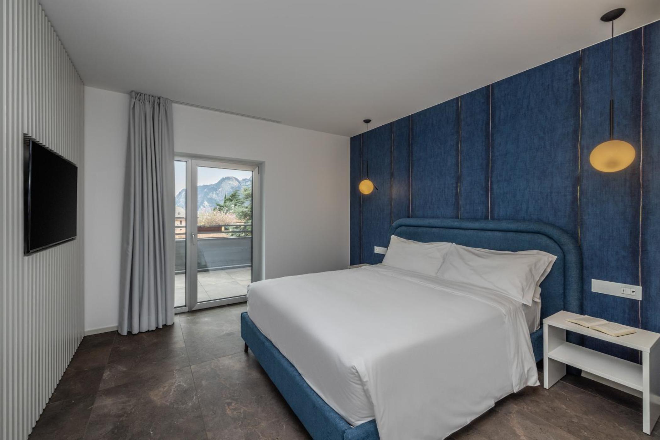 Suite with Pool View - Photo 2