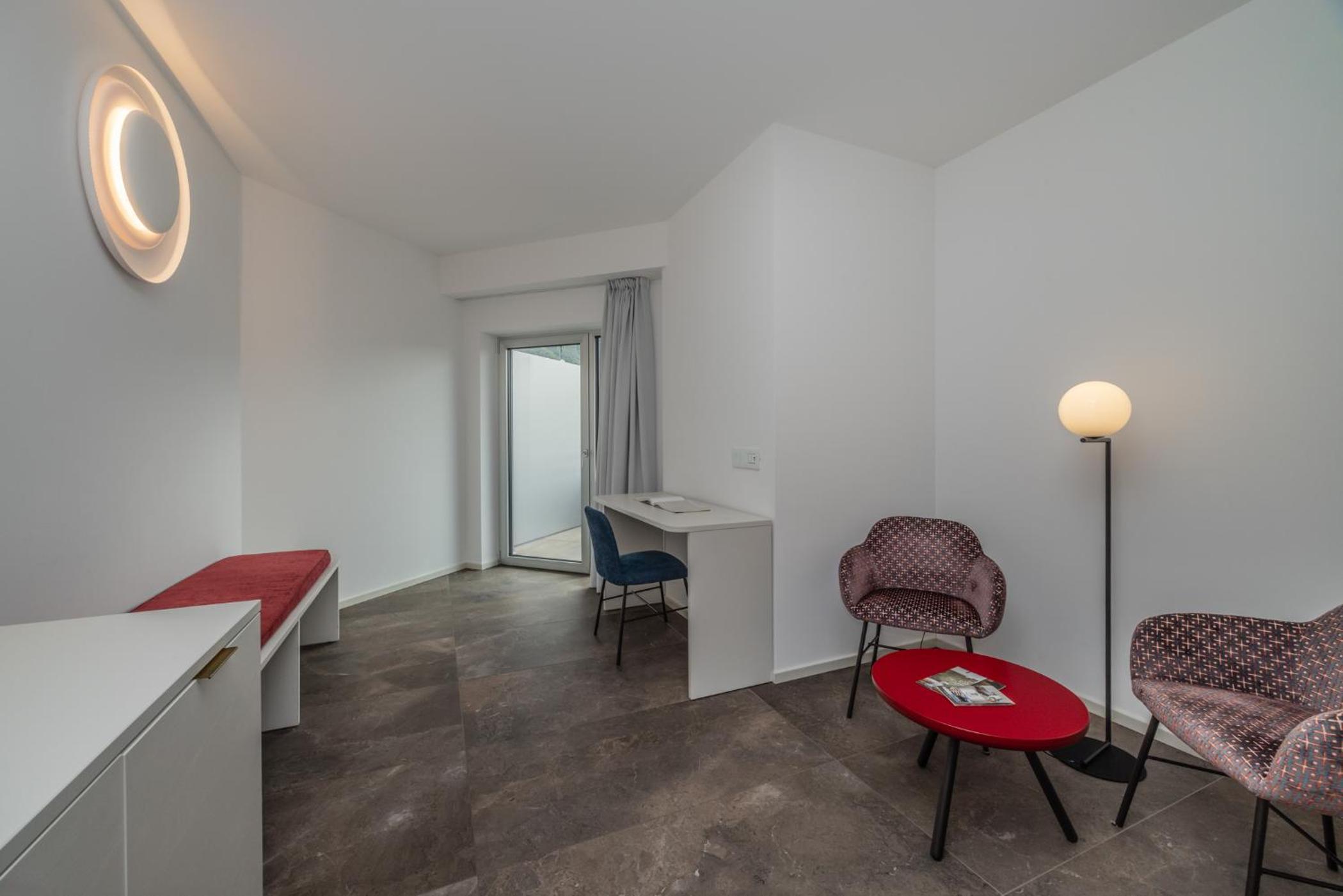 Suite with Pool View - Photo 4