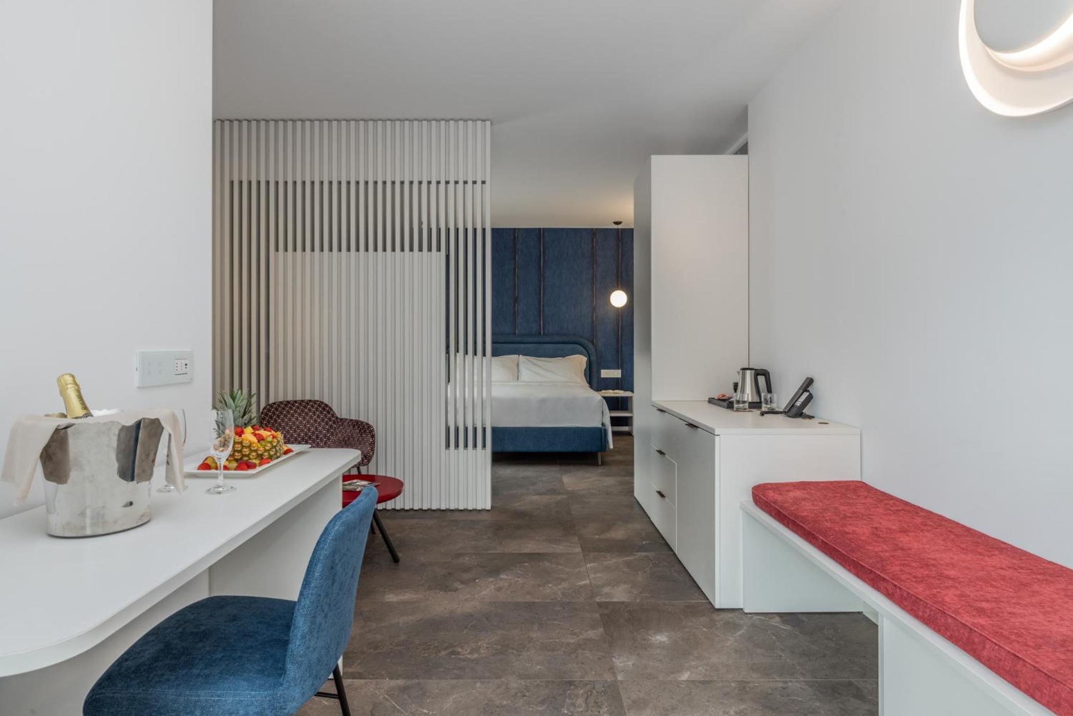 Suite with Pool View - Photo 1